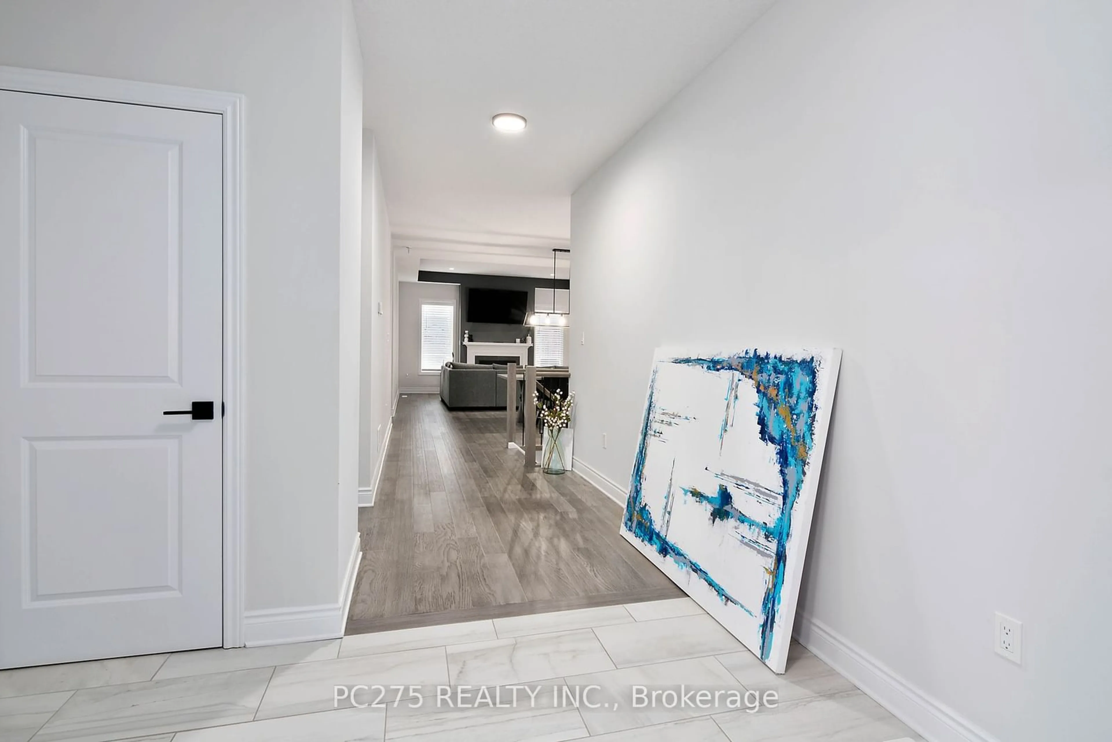 Indoor entryway, carpet floors for 2022 UPPERPOINT Blvd #10, London Ontario N6K 4M9