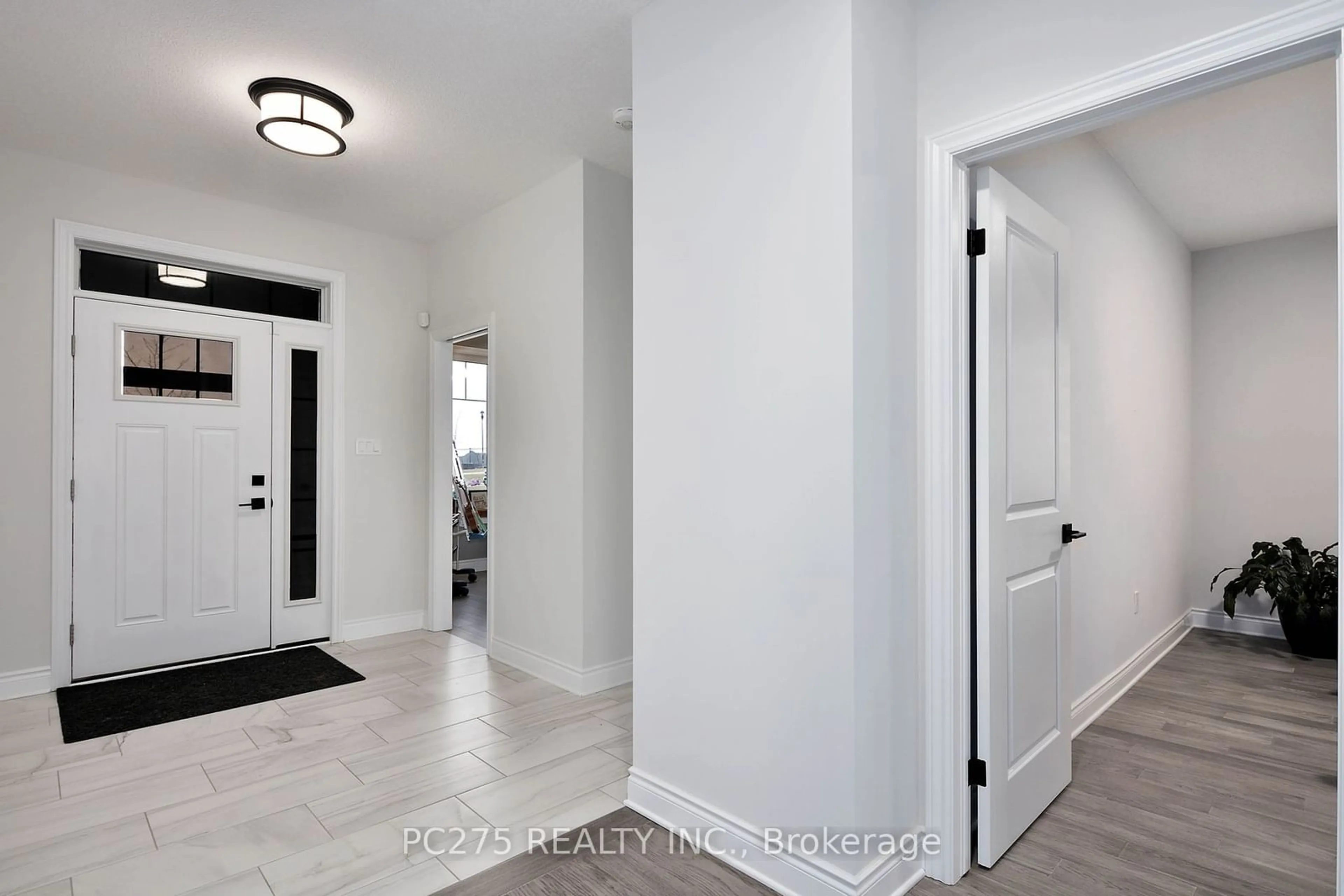 Indoor entryway, wood floors for 2022 UPPERPOINT Blvd #10, London Ontario N6K 4M9