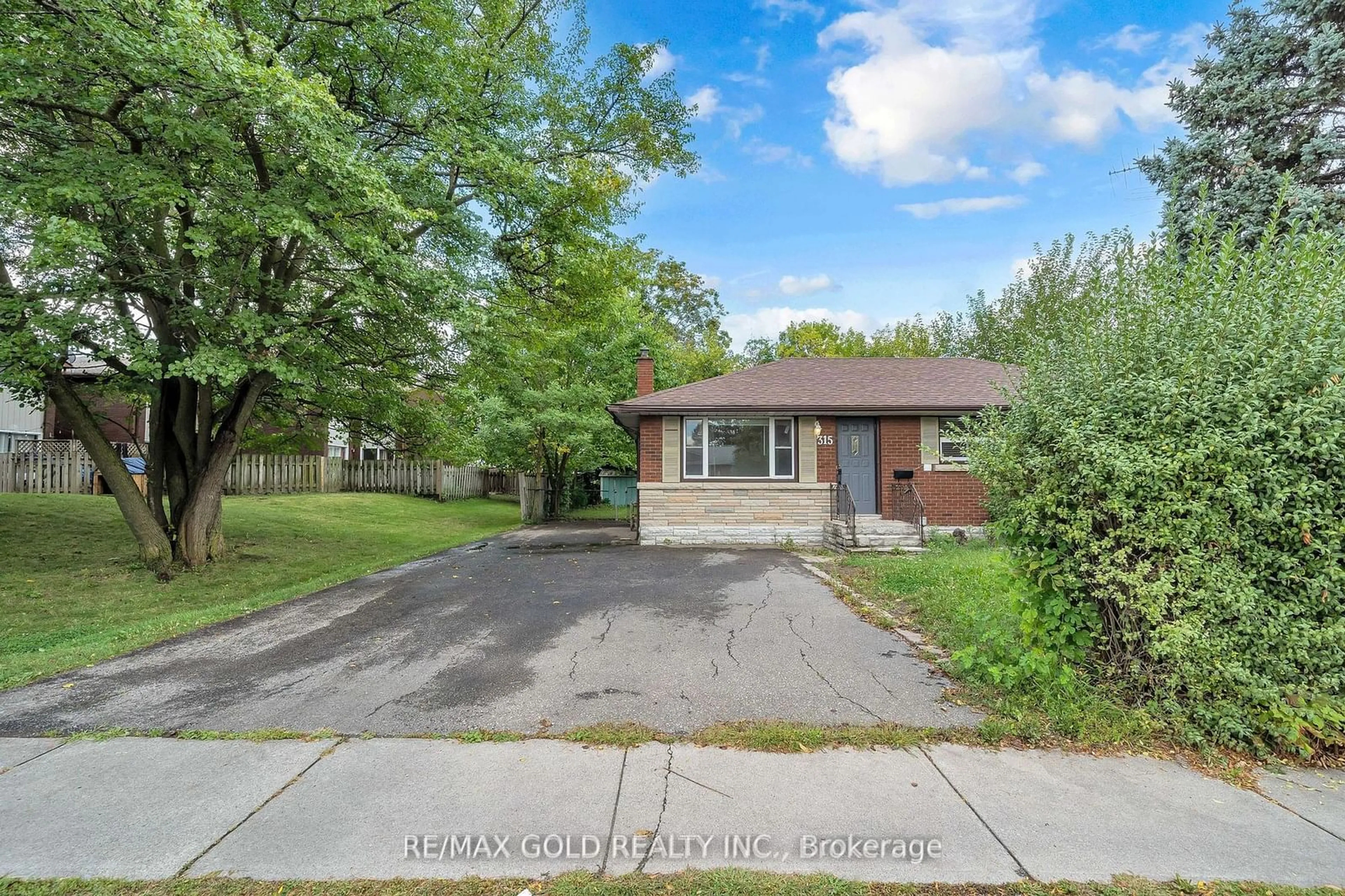 Frontside or backside of a home, the street view for 315 Bunting Rd, St. Catharines Ontario L2M 3Y4