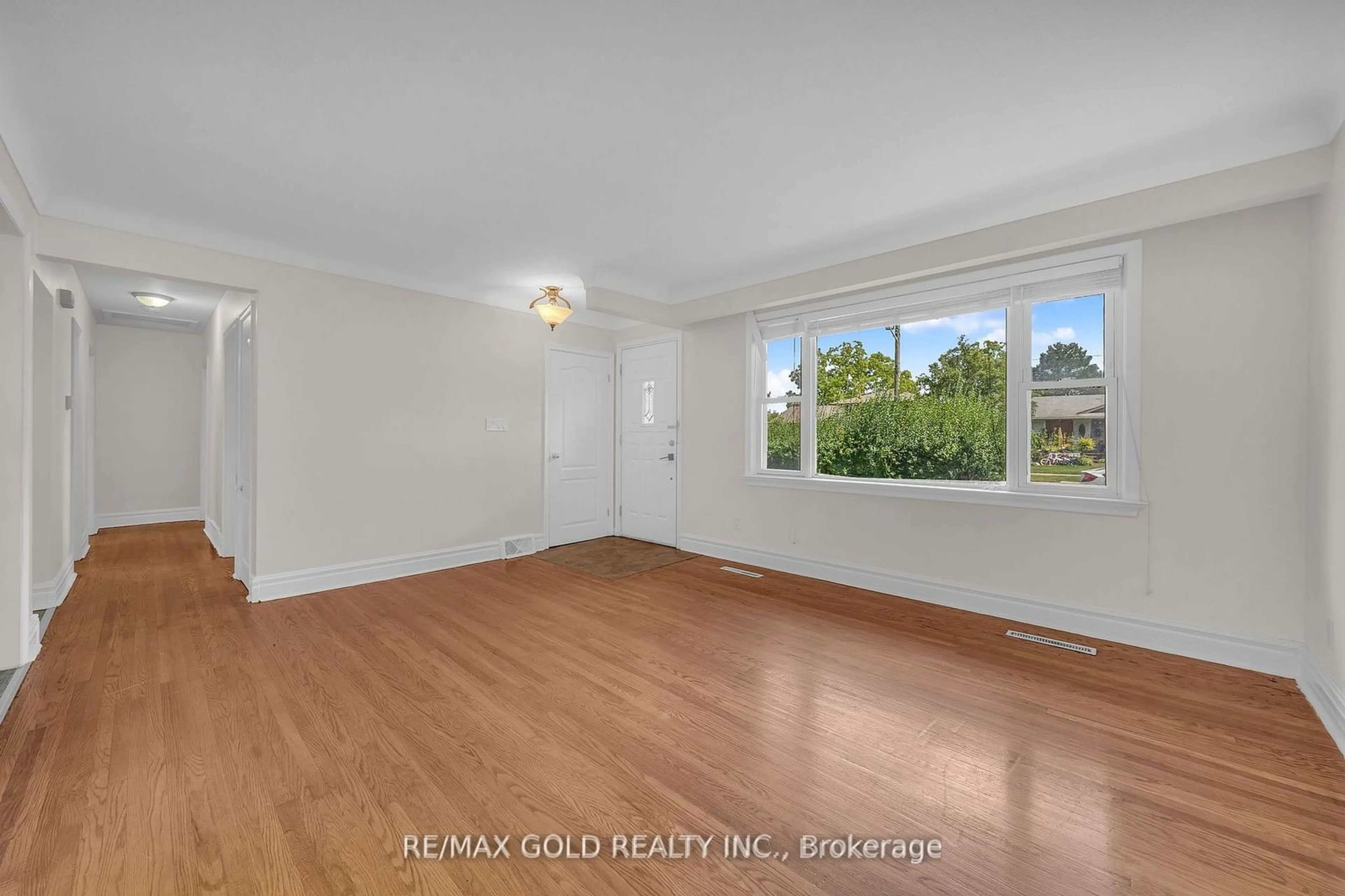 A pic of a room, wood floors for 315 Bunting Rd, St. Catharines Ontario L2M 3Y4