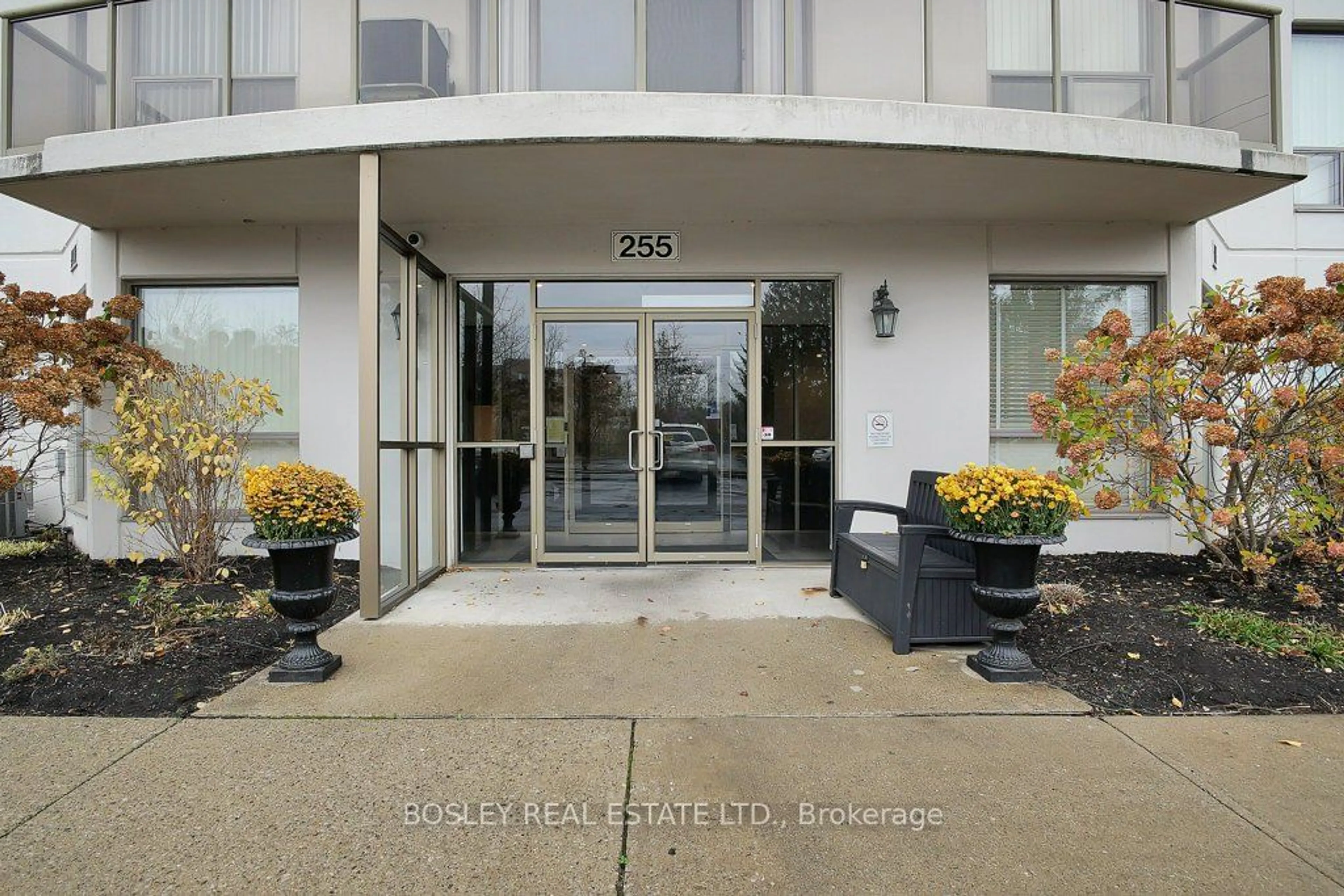 Indoor foyer for 255 Keats Way #805, Waterloo Ontario N2L 6N6