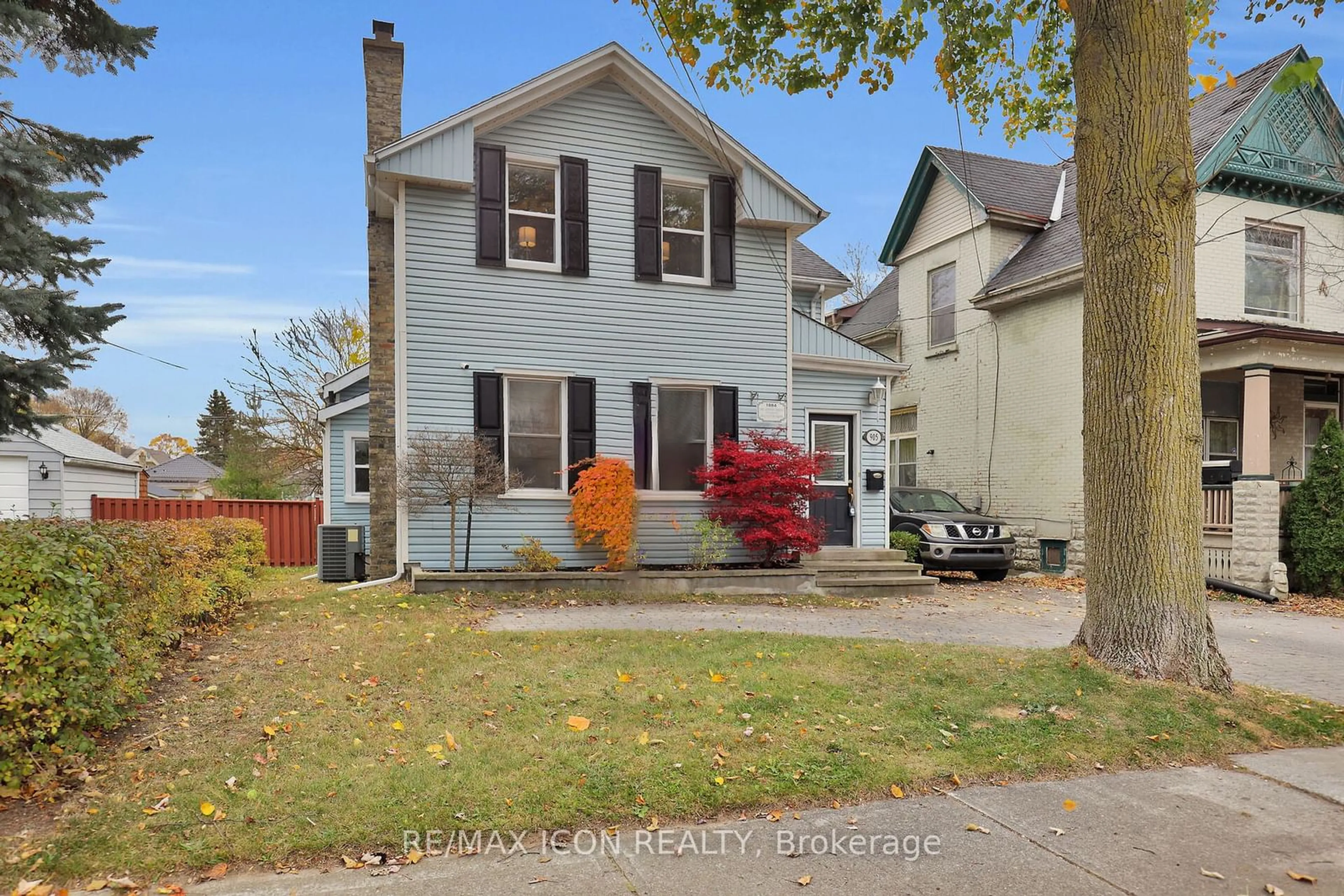 Frontside or backside of a home, the street view for 905 Dufferin Ave, London Ontario N5W 3K3