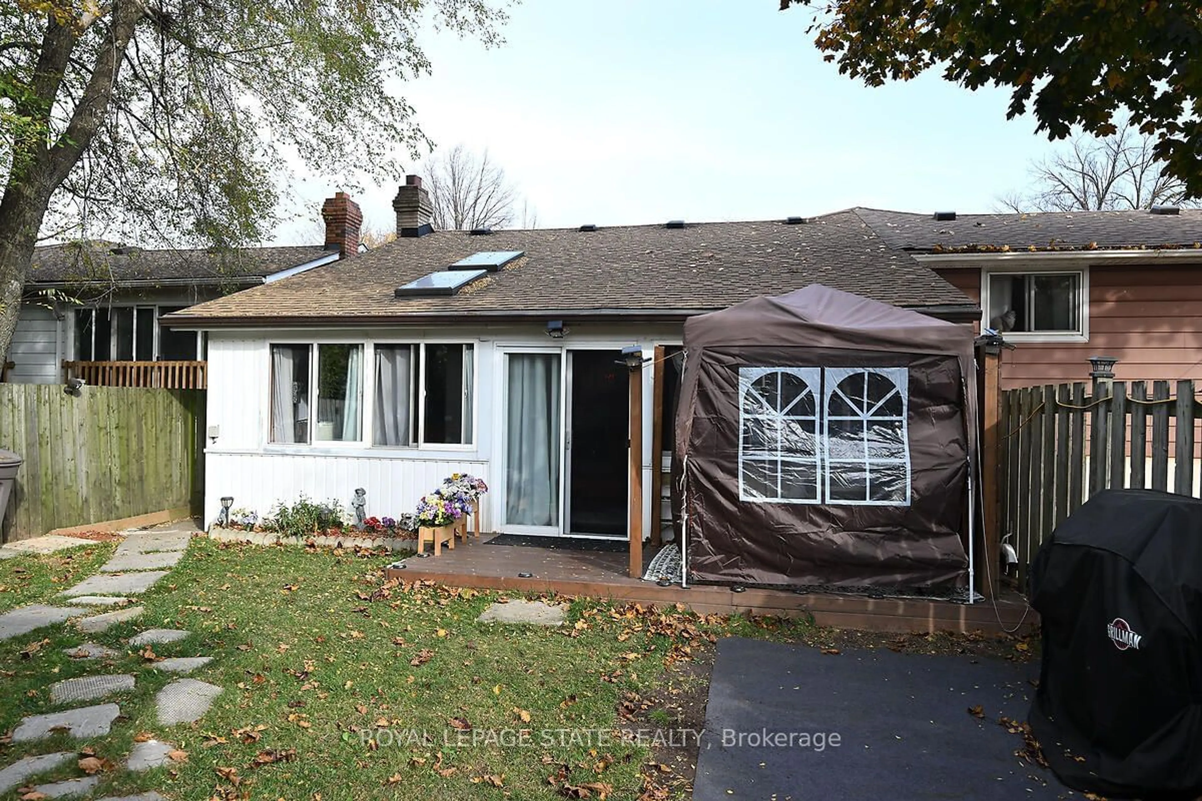 Frontside or backside of a home, cottage for 511 Stone Church Rd, Hamilton Ontario L9B 1A5