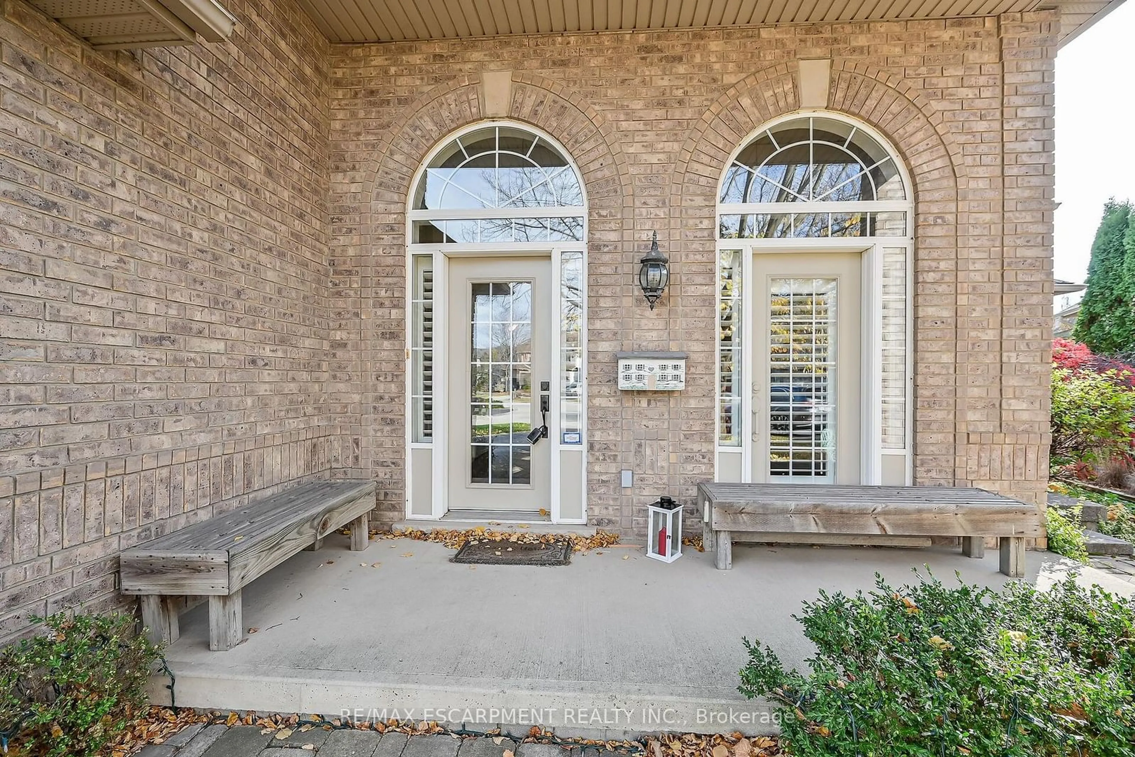 Indoor entryway, ceramic floors for 91 SOUTHCREEK Crt, Hamilton Ontario L9K 1M2