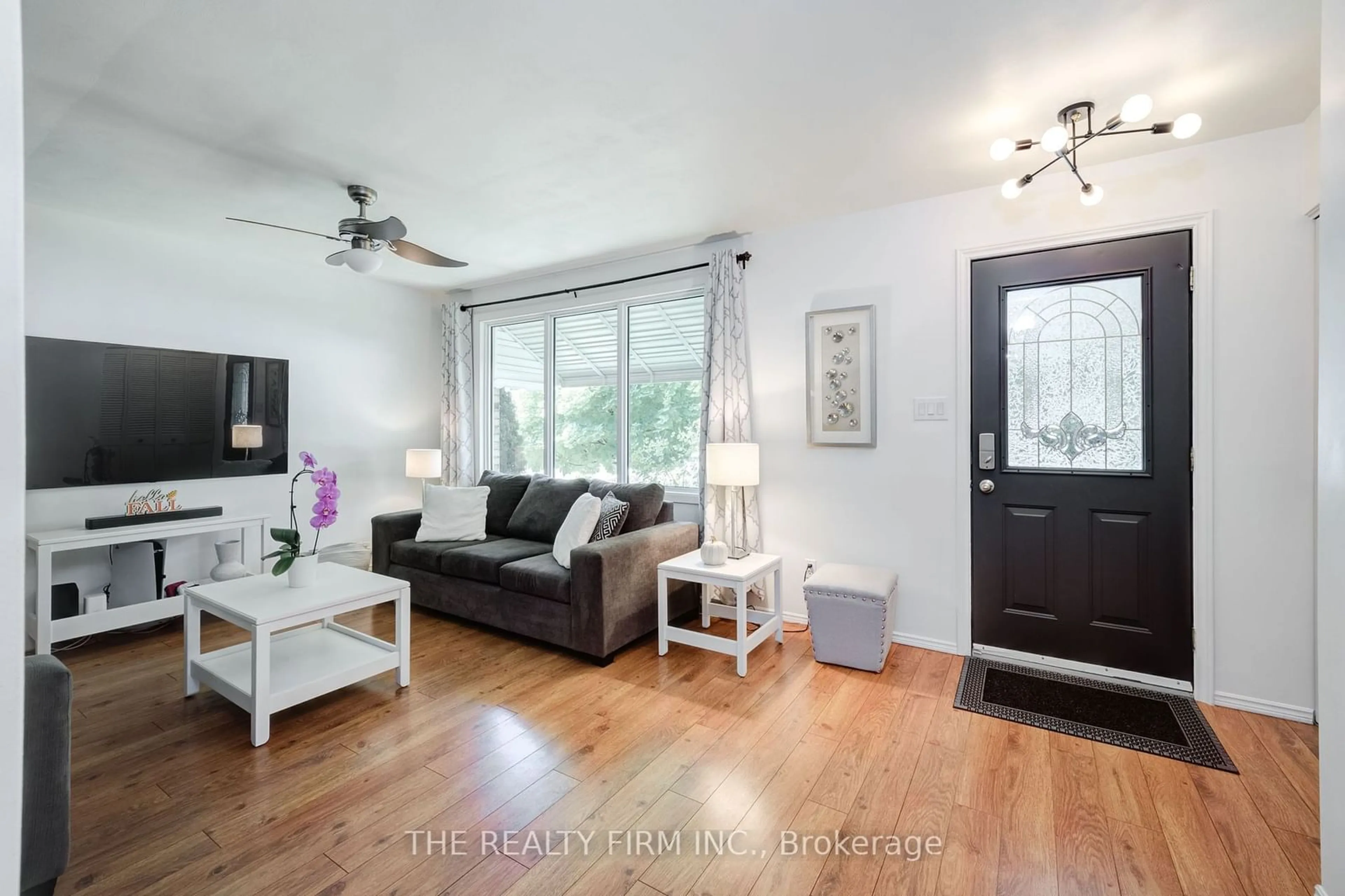 Living room, wood floors for 209 Highview Dr, St. Thomas Ontario N5R 5H6