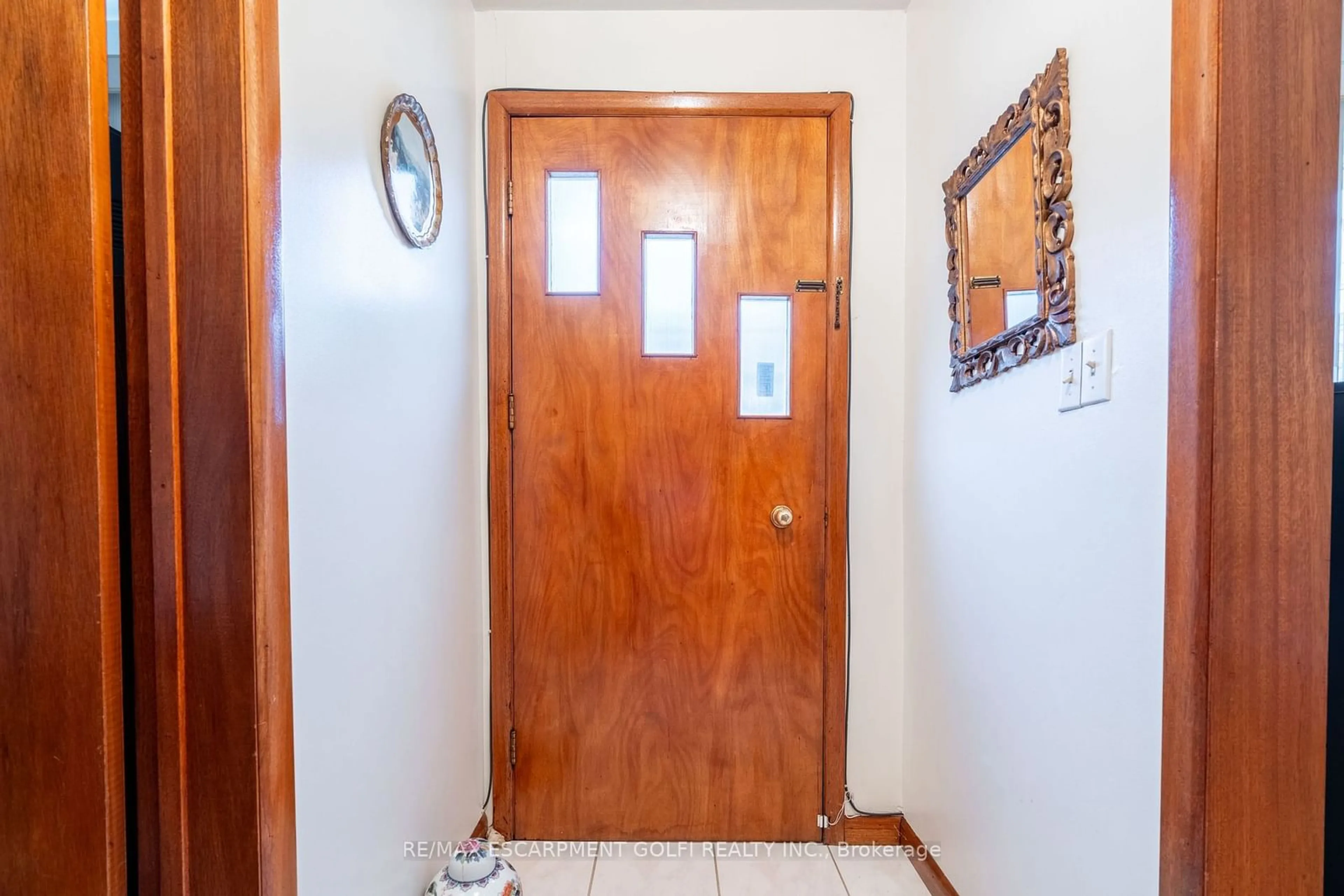 Indoor foyer, wood floors for 261 Jackson St, Hamilton Ontario L8P 1M4