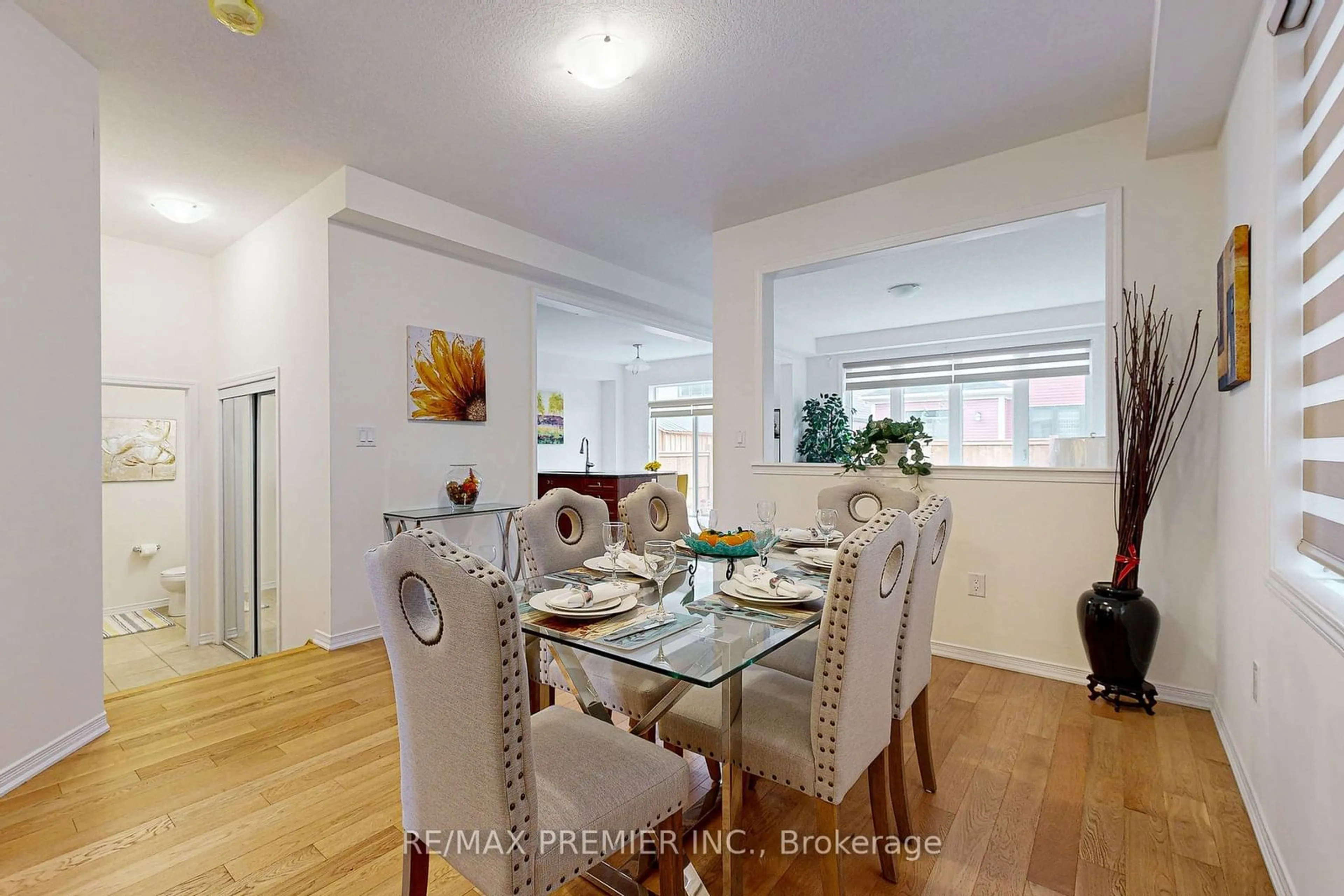 Dining room, wood floors for 29 Lise Lane, Haldimand Ontario N3W 0C7