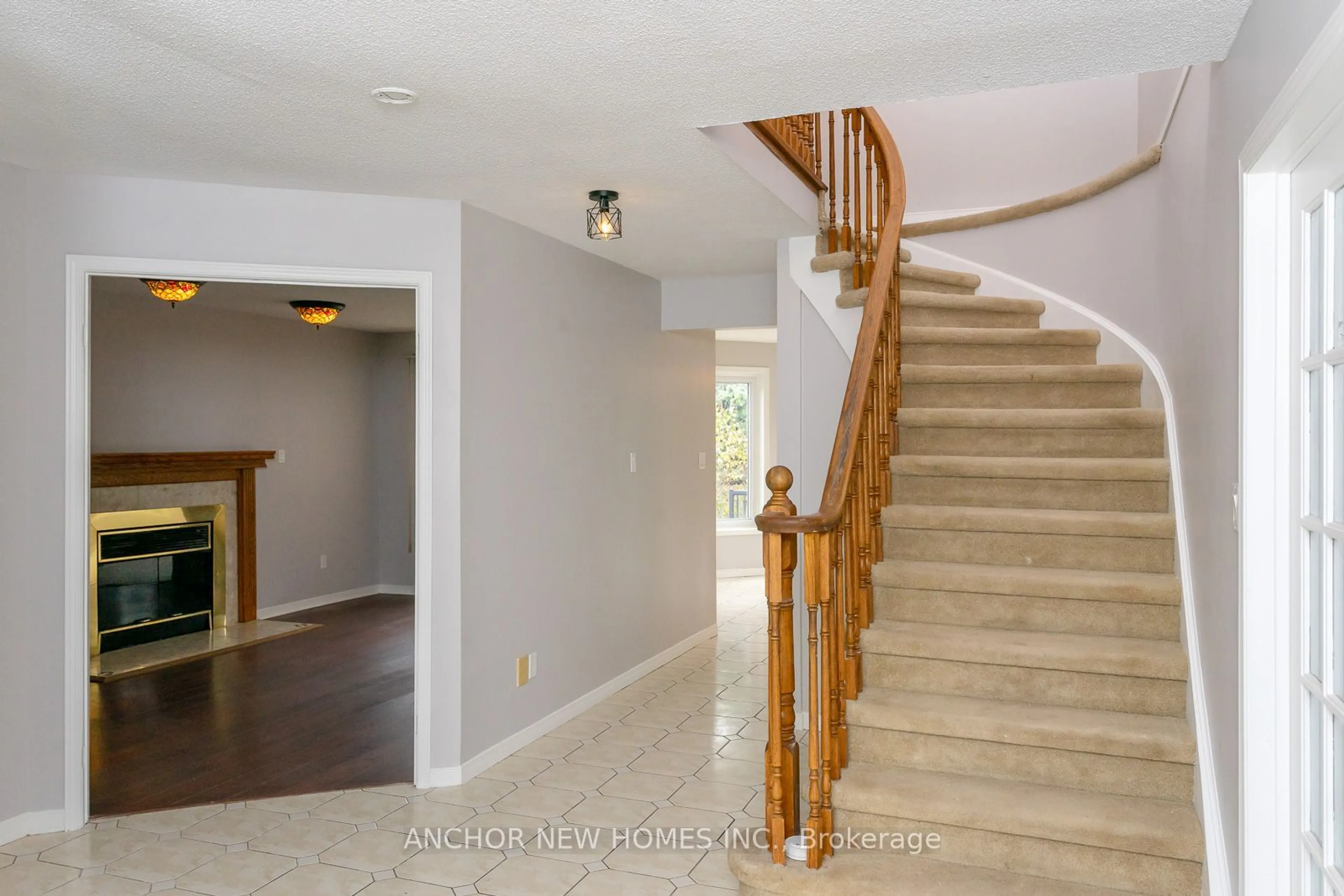 Indoor foyer, wood floors for 483 Cooper St, Cambridge Ontario N3C 3Z5