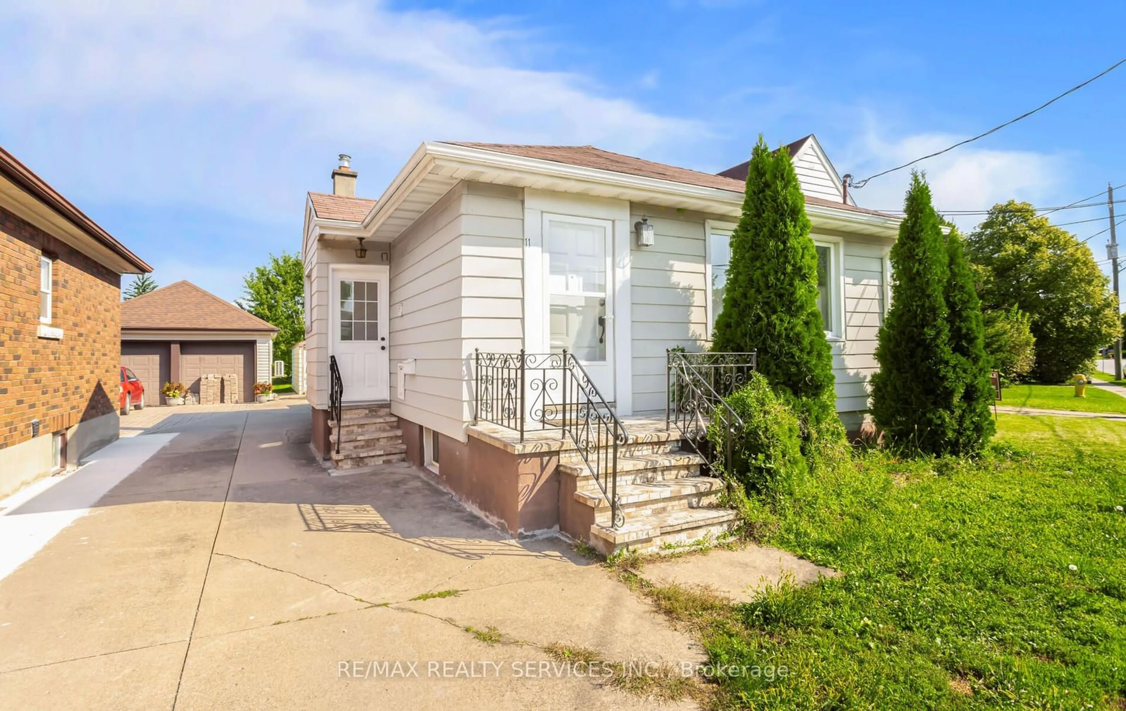 Frontside or backside of a home, cottage for 11 Garnet St, St. Catharines Ontario L2M 5E6