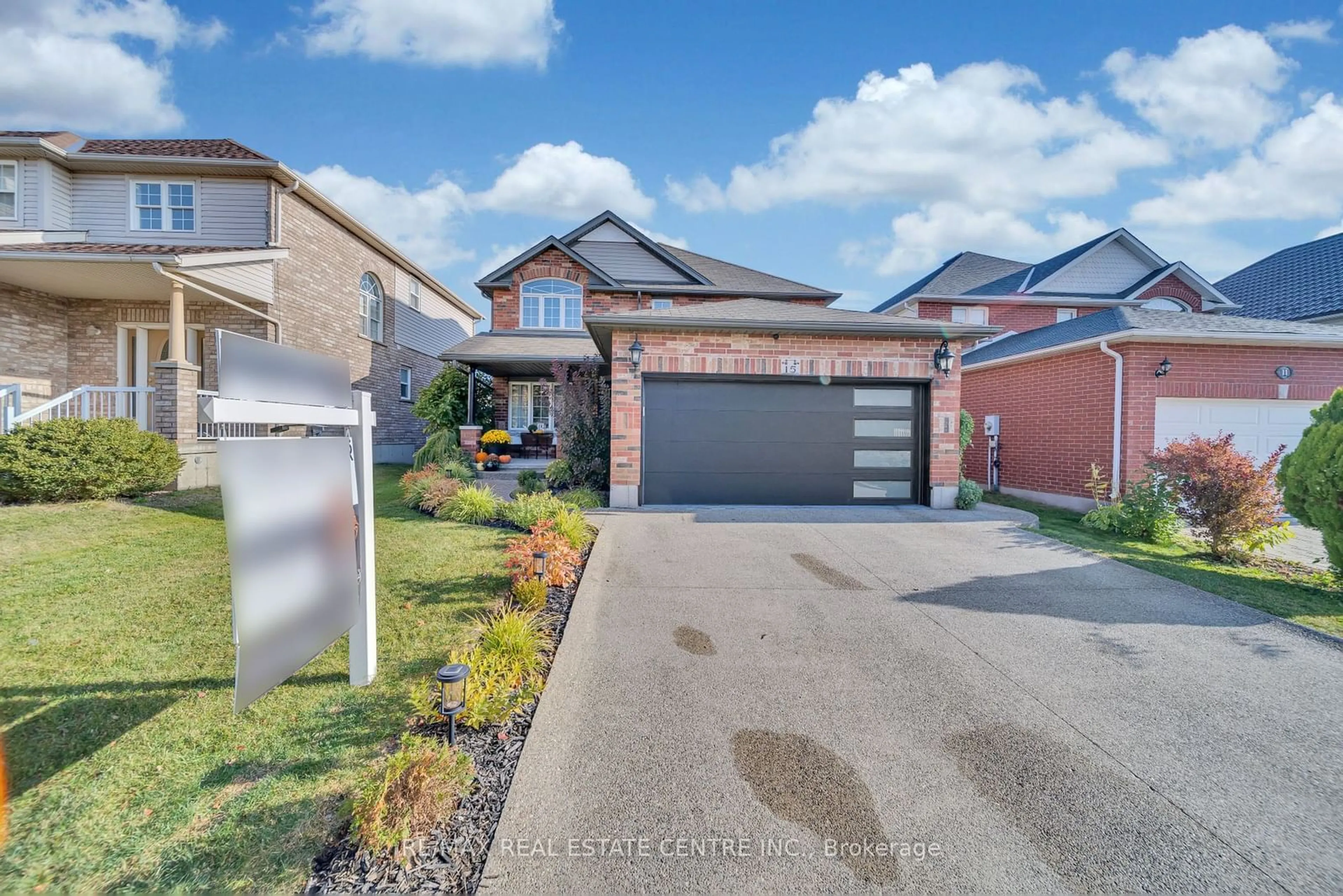 Frontside or backside of a home, the street view for 15 Yarrow Crt, Kitchener Ontario N2E 4C4