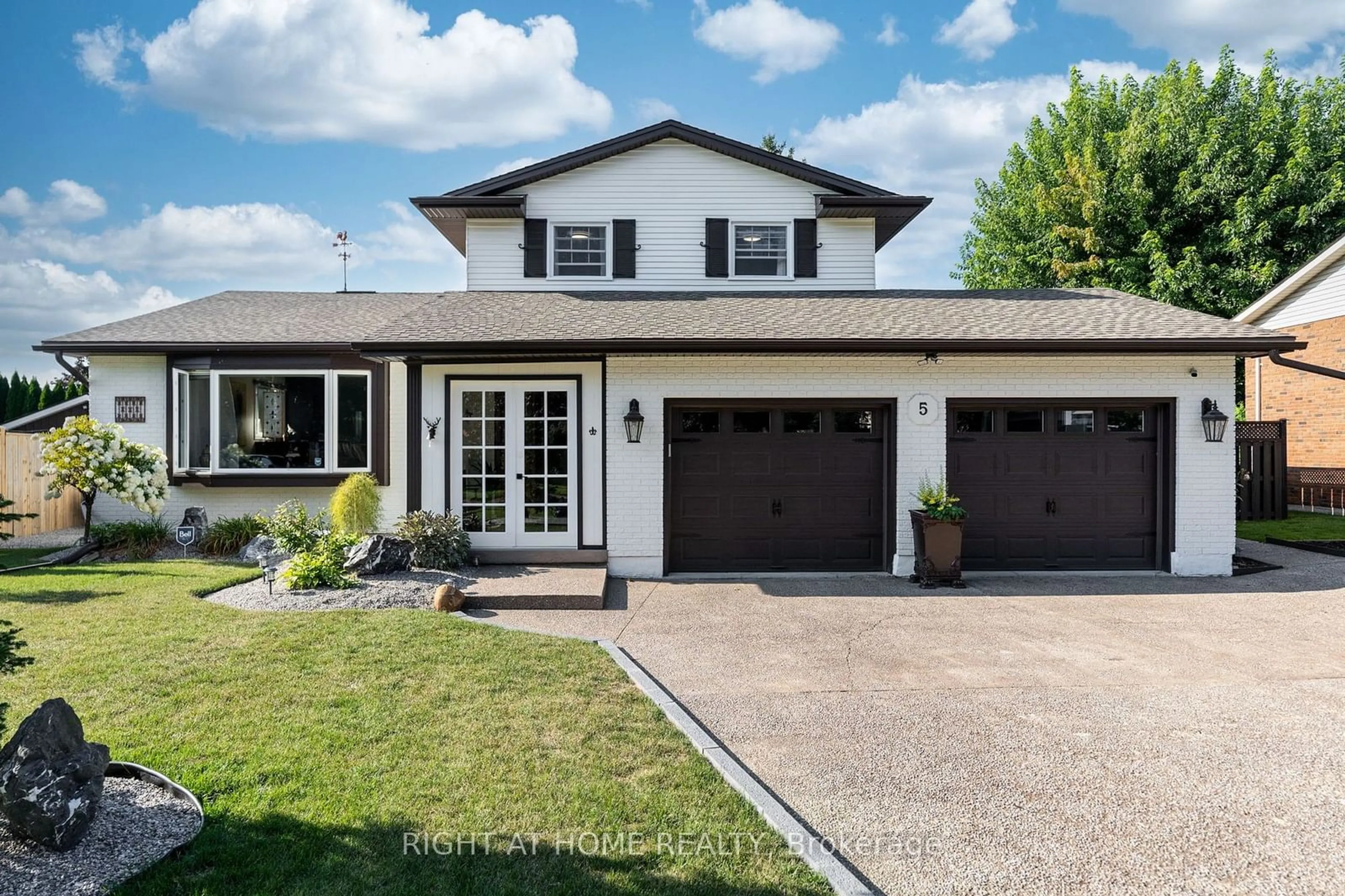 Frontside or backside of a home, cottage for 5 Lower Canada Dr, Niagara-on-the-Lake Ontario L0S 1J0