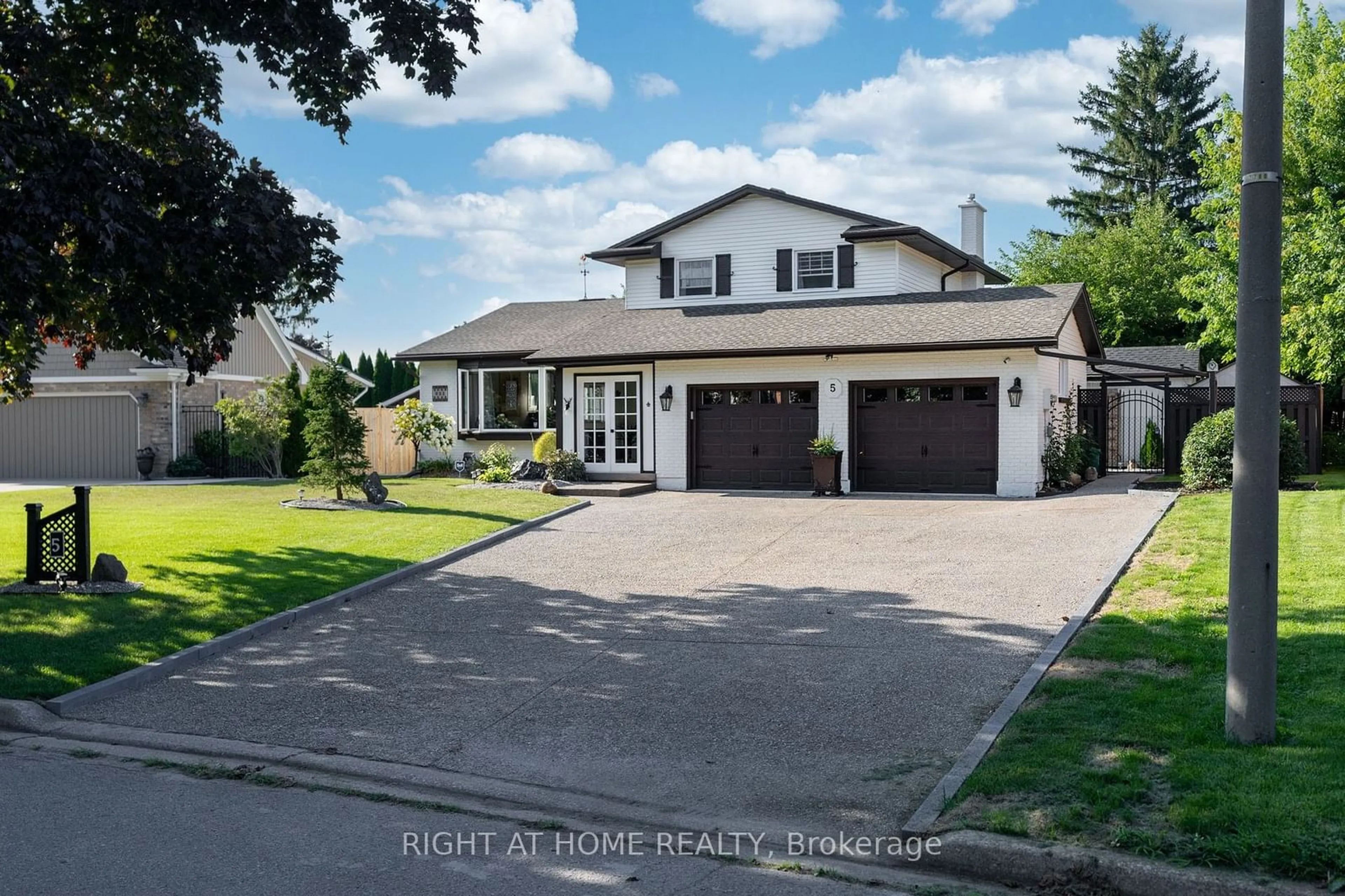 Frontside or backside of a home, the street view for 5 Lower Canada Dr, Niagara-on-the-Lake Ontario L0S 1J0