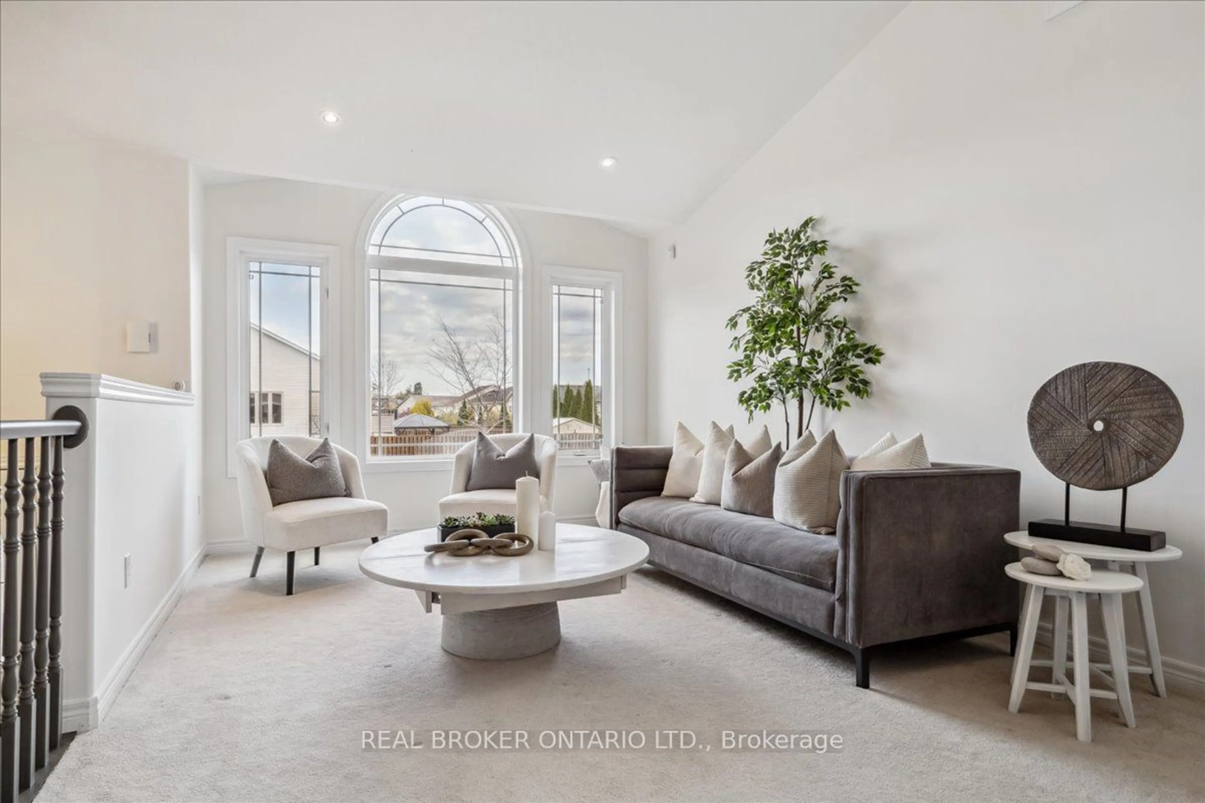 Living room, wood floors for 7159 Bryanne Crt, Niagara Falls Ontario L2H 3L4