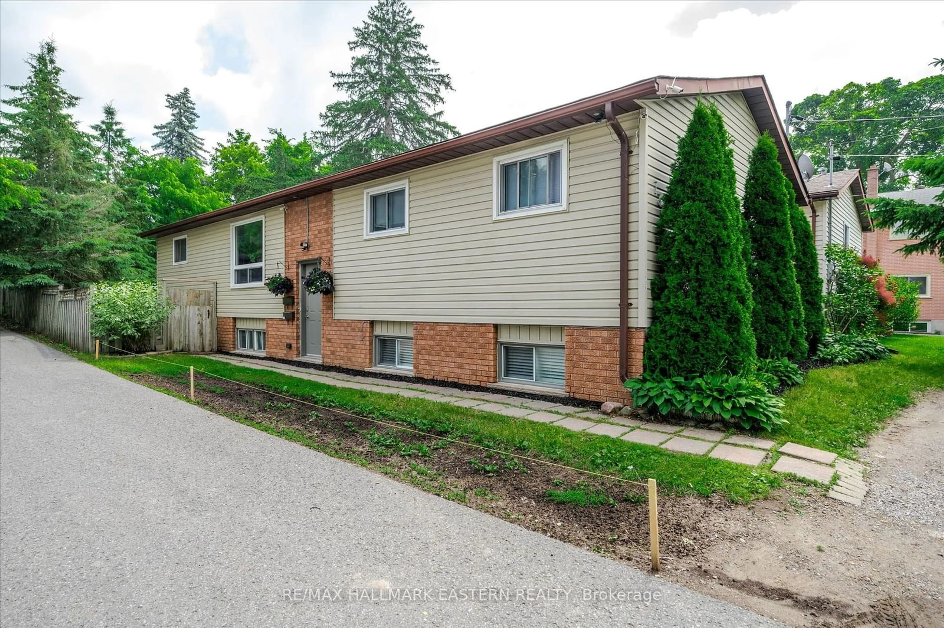 A pic from exterior of the house or condo, the street view for 734 Chemong Rd, Peterborough Ontario K9H 5Y9