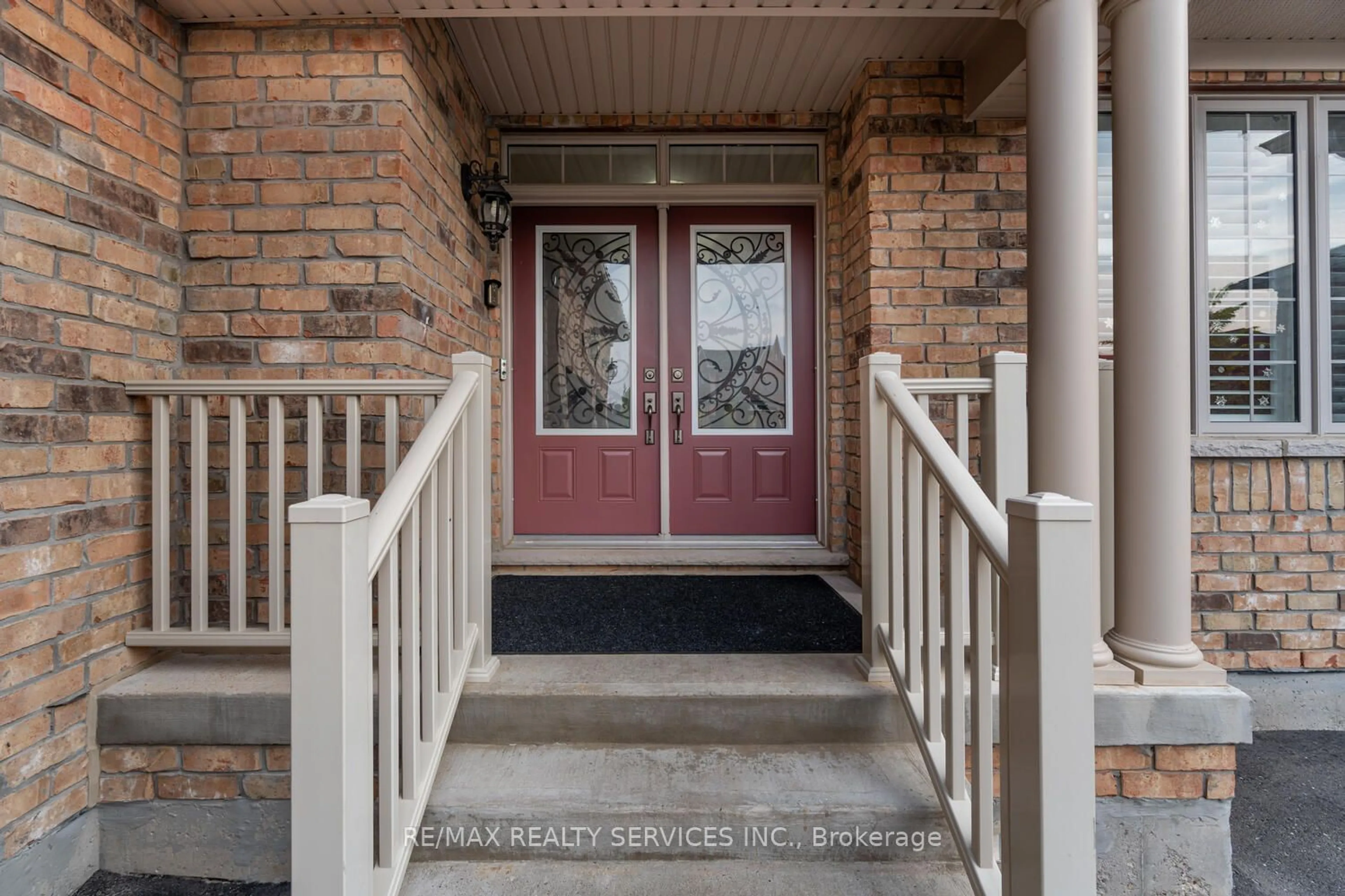 Indoor entryway, wood floors for 28 Stonegate Ave, Mono Ontario L9W 6X1