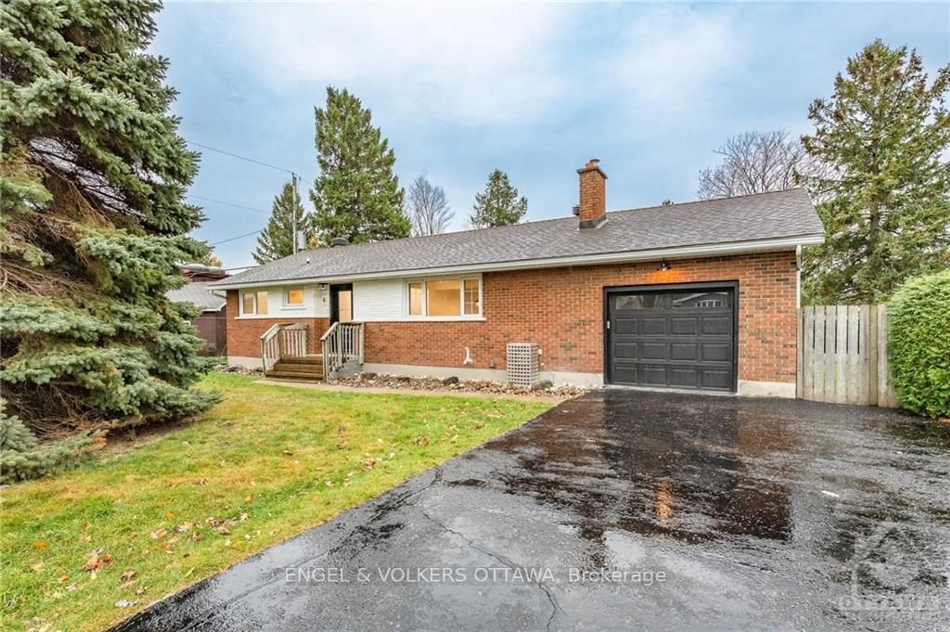 Home with brick exterior material for 6 FAIRHILL Cres, South of Baseline to Knoxdale Ontario K2G 1B7