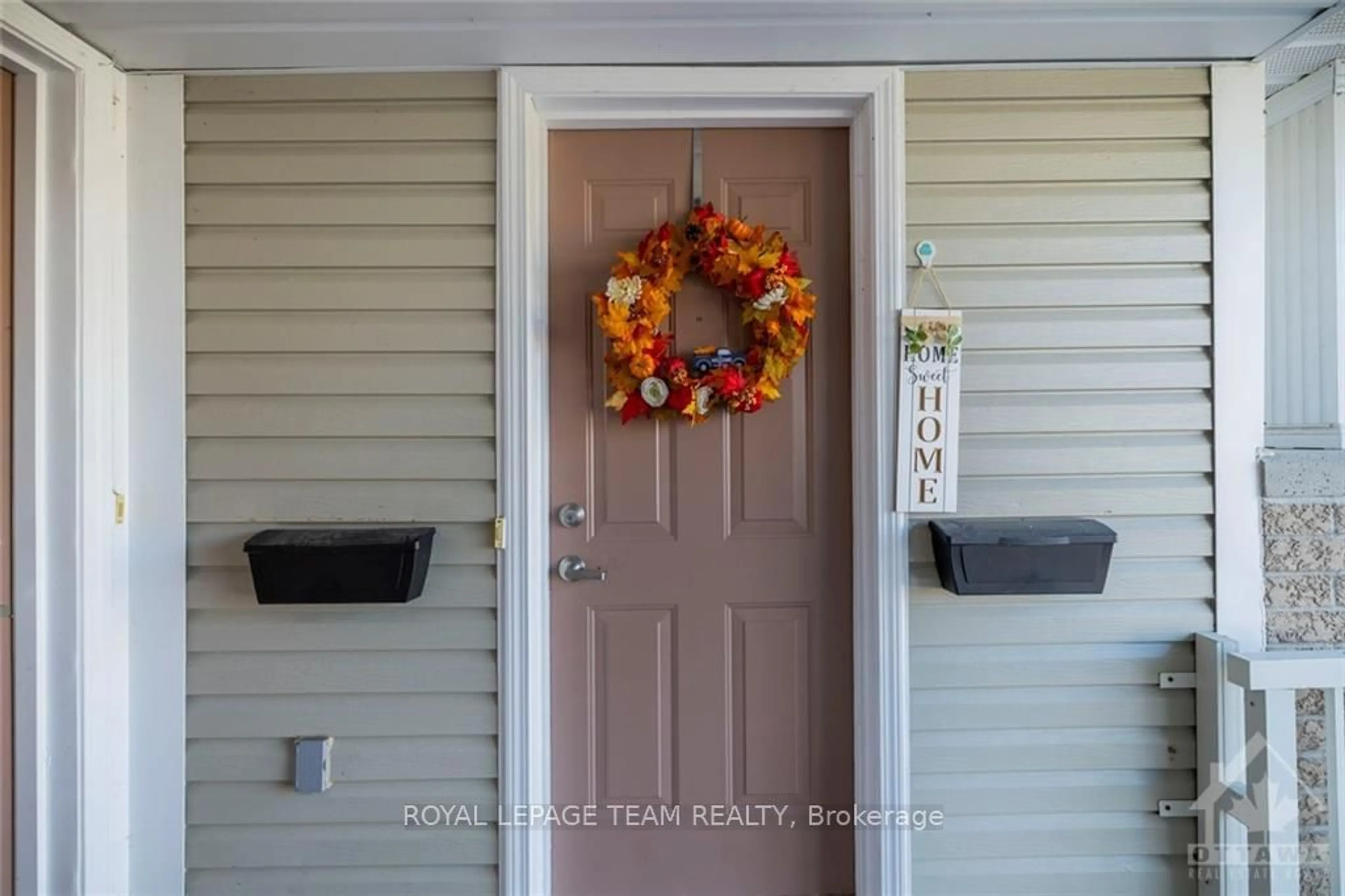 Indoor entryway, wood floors for 566 CHAPMAN MILLS Dr #A, Barrhaven Ontario K2J 0J2