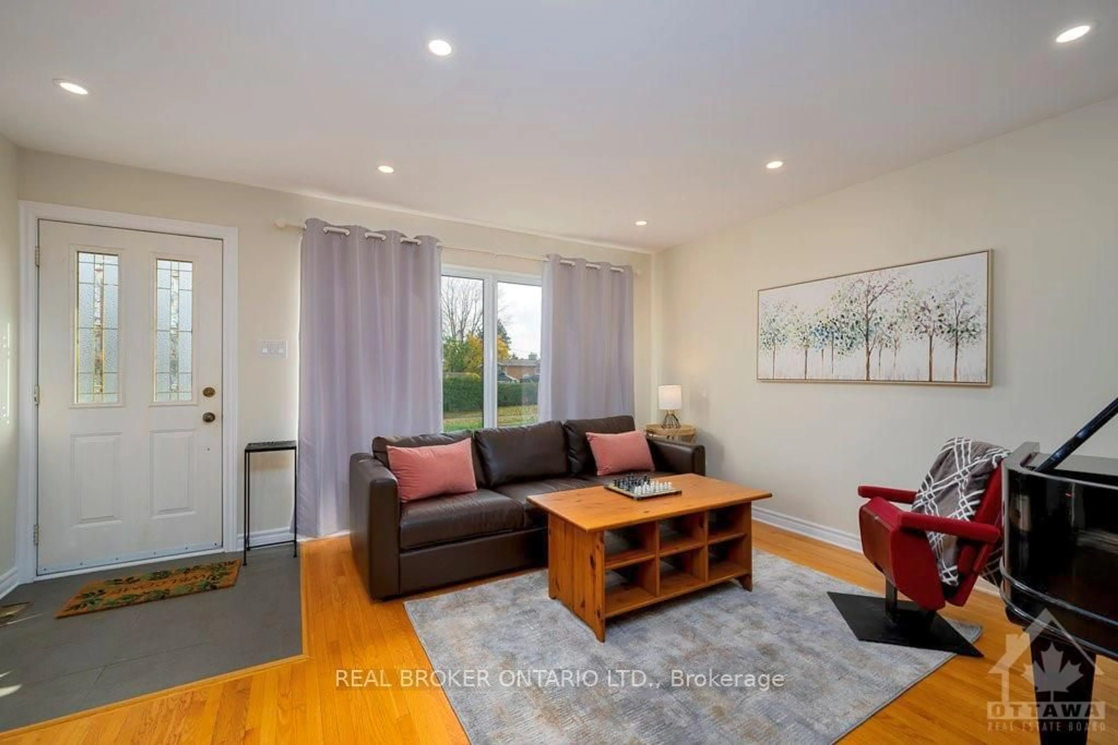 Living room with furniture, wood/laminate floor for 2368 JEFFERSON St, Alta Vista and Area Ontario K1H 7A4