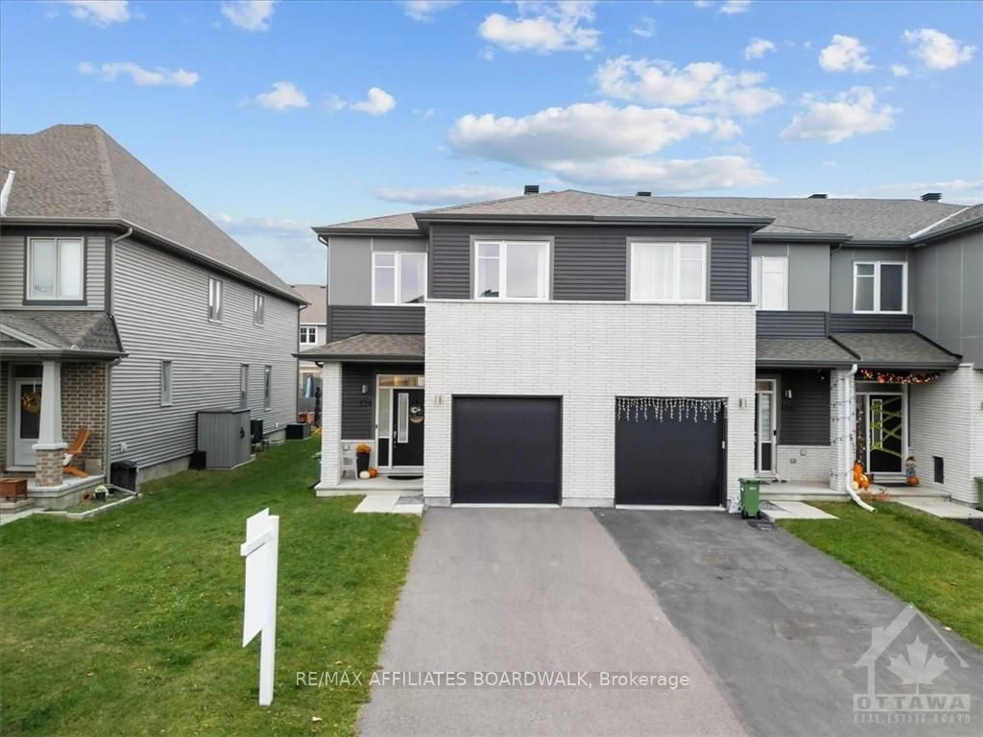 Frontside or backside of a home, the street view for 124 JARDINIERE St, Stittsville - Munster - Richmond Ontario K2S 2K2