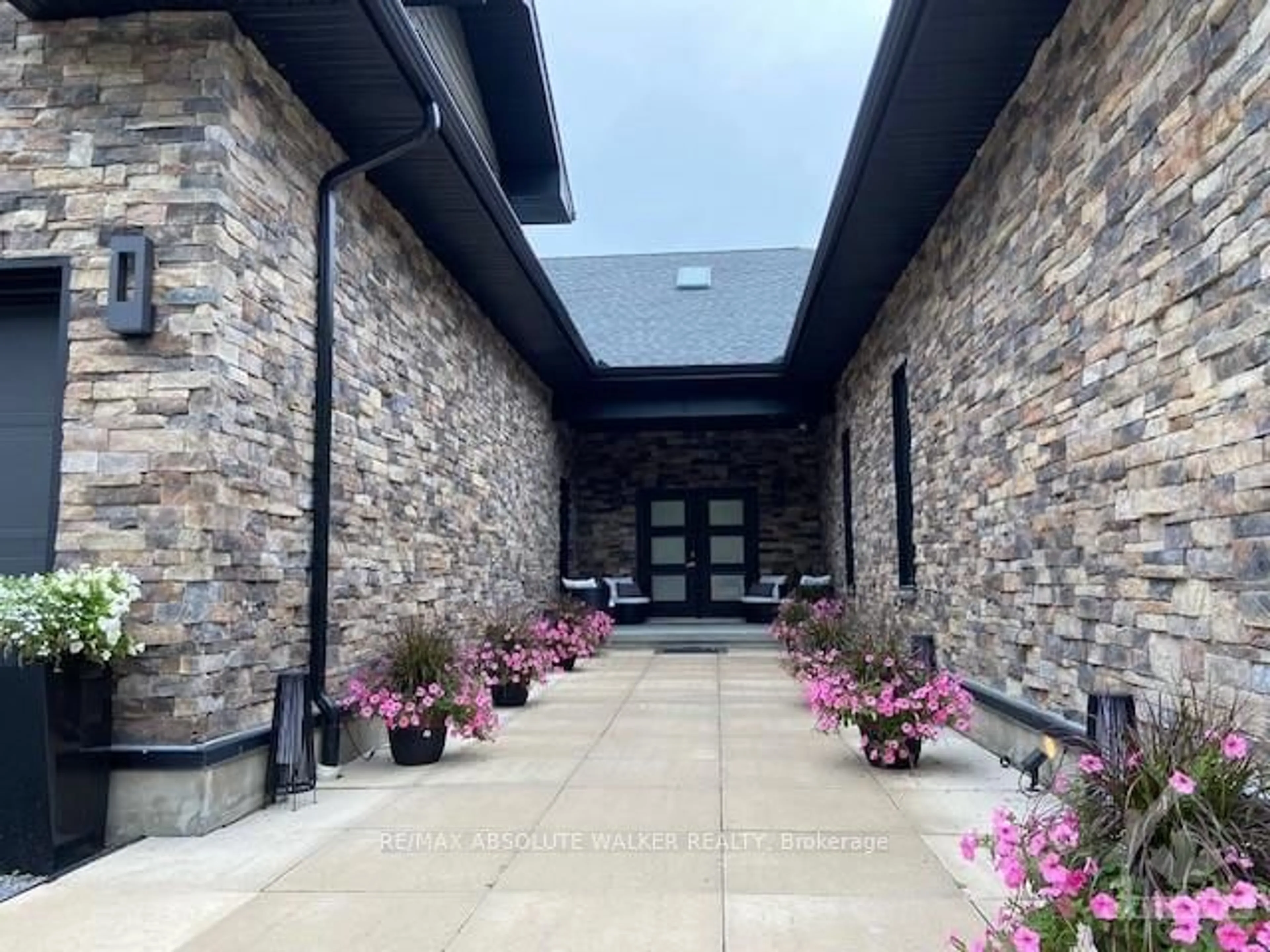 Indoor foyer, ceramic floors for 19 NEELY St, Kanata Ontario K0A 1T0