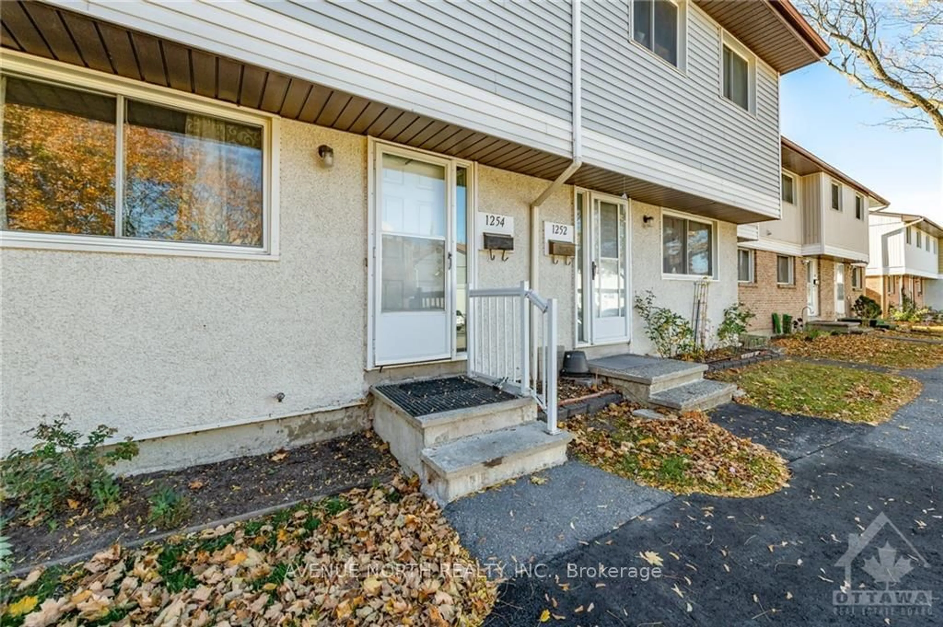 A pic from exterior of the house or condo, cottage for 1254 BOWMOUNT St, Cyrville - Carson Grove - Pineview Ontario K1J 8T6