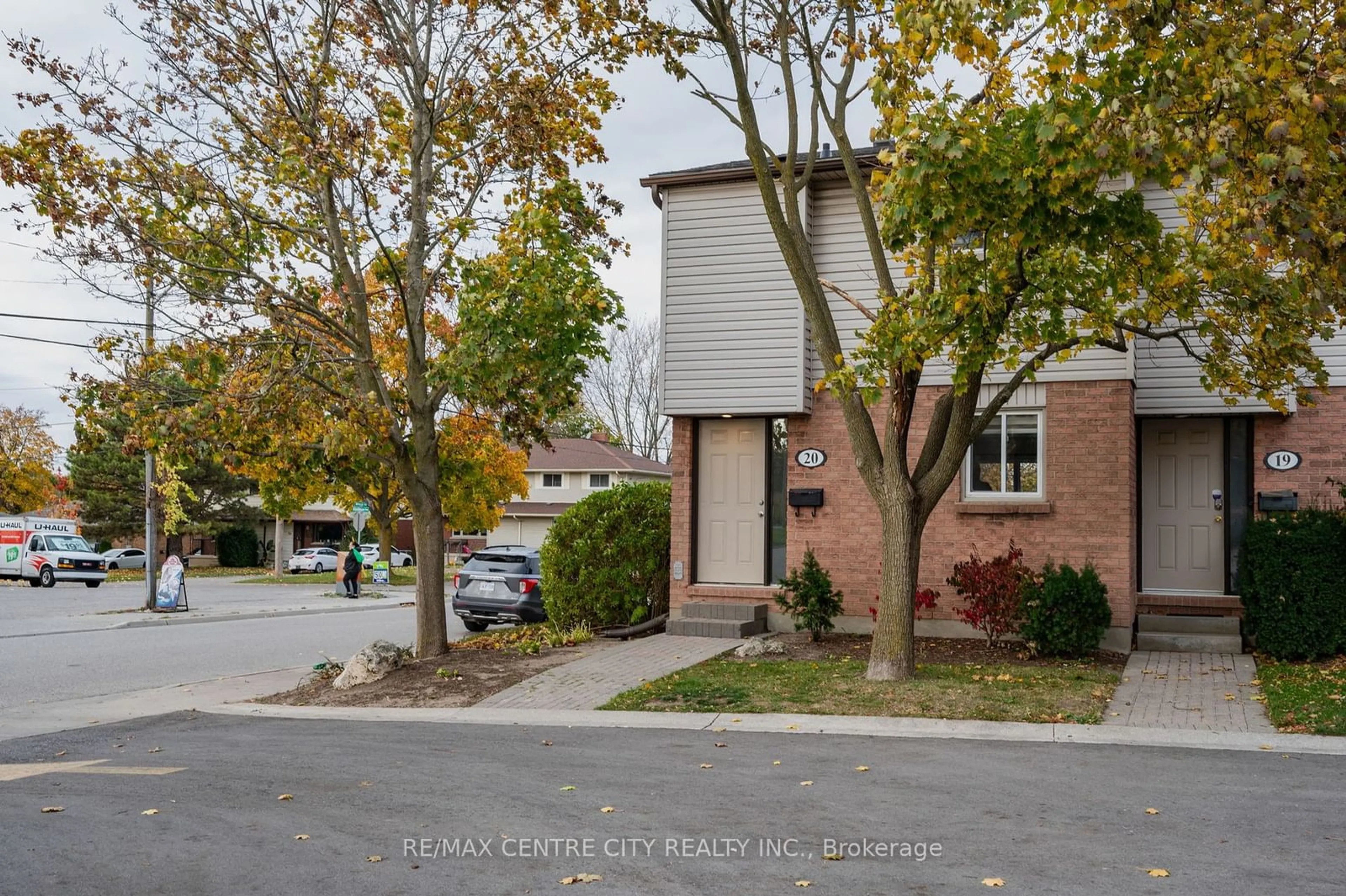 A pic from exterior of the house or condo, the street view for 215 Commissioners Rd #20, London Ontario N6J 1X9