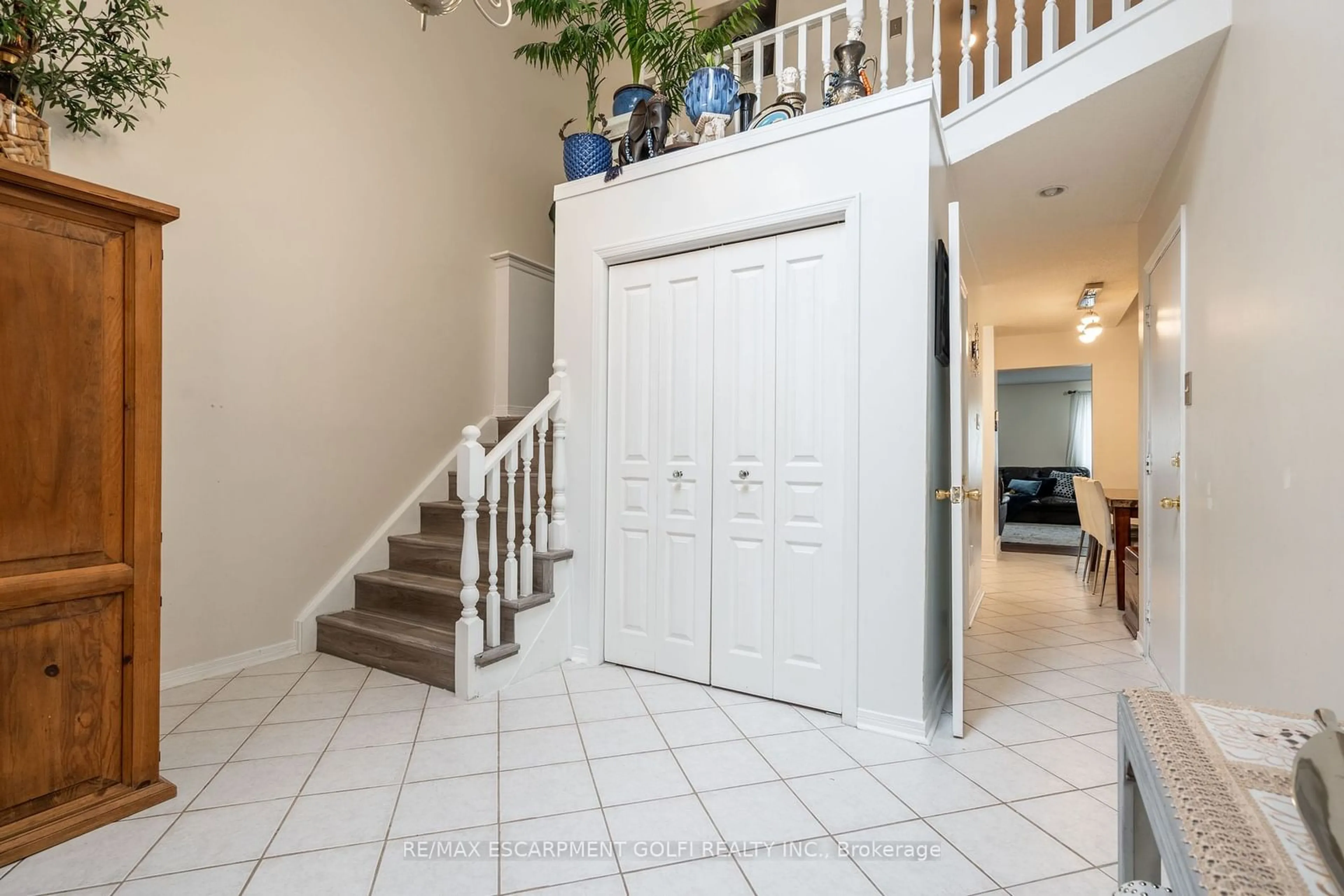 Indoor entryway, wood floors for 101 Strada Blvd, St. Catharines Ontario L2S 3K6