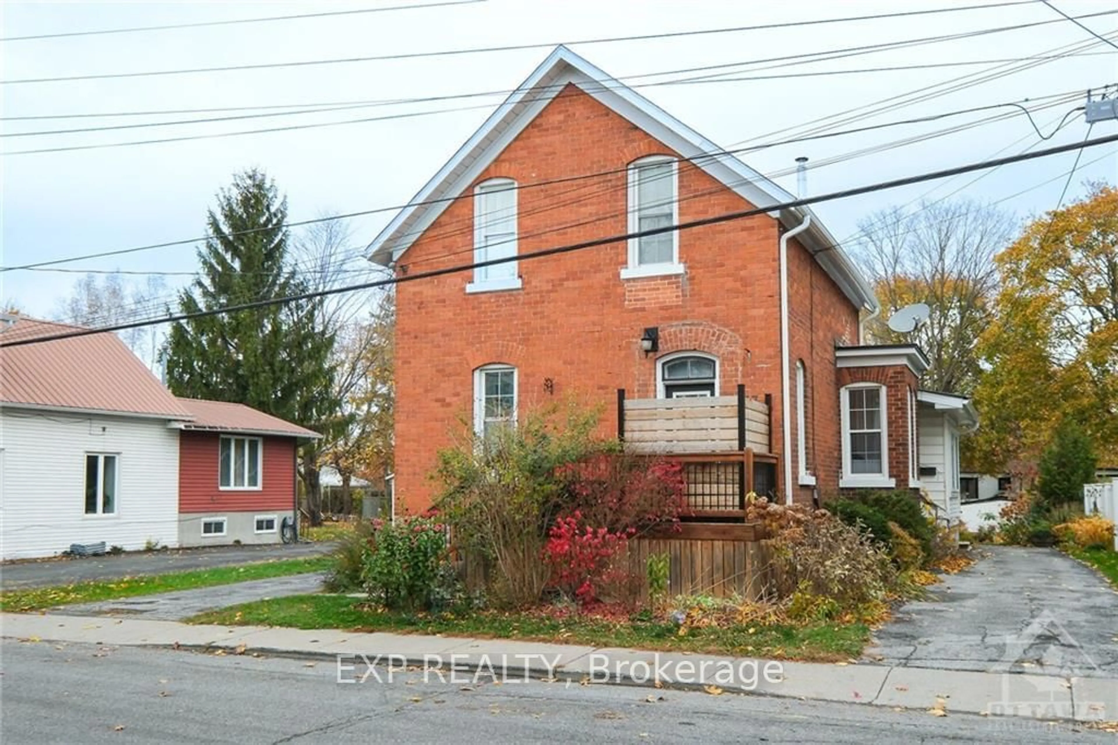 Frontside or backside of a home, the front or back of building for 33 NAPOLEON St, Carleton Place Ontario K7C 2X4