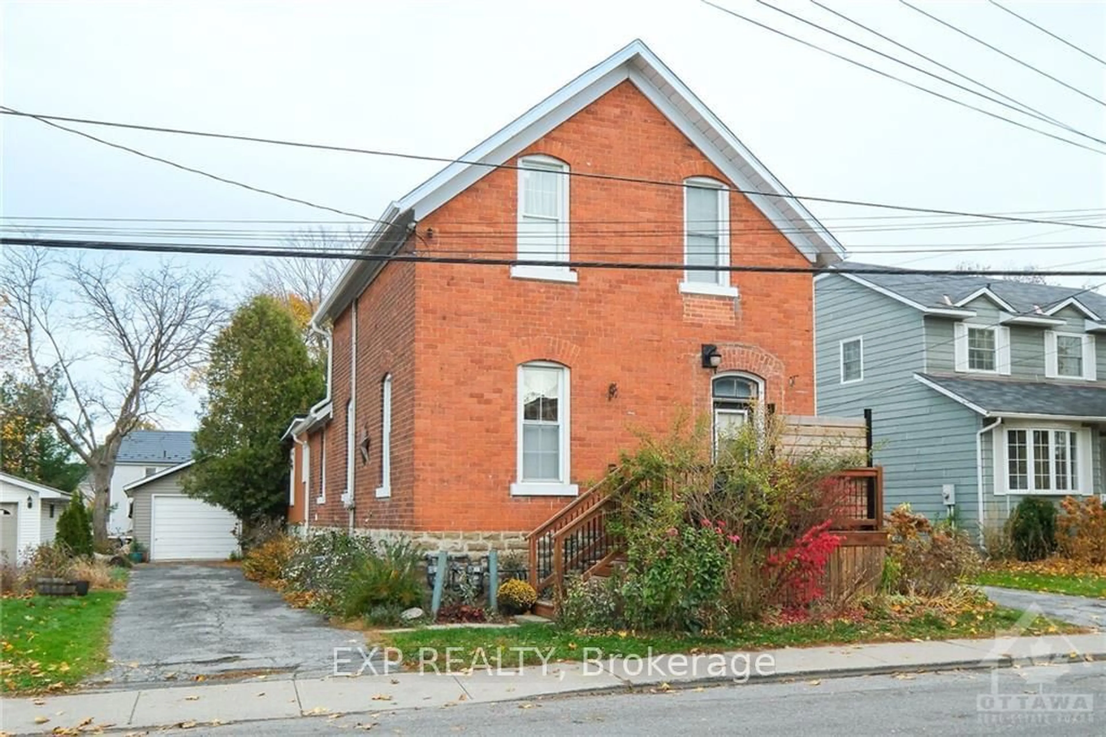 A pic from exterior of the house or condo, the front or back of building for 33 NAPOLEON St, Carleton Place Ontario K7C 2X4