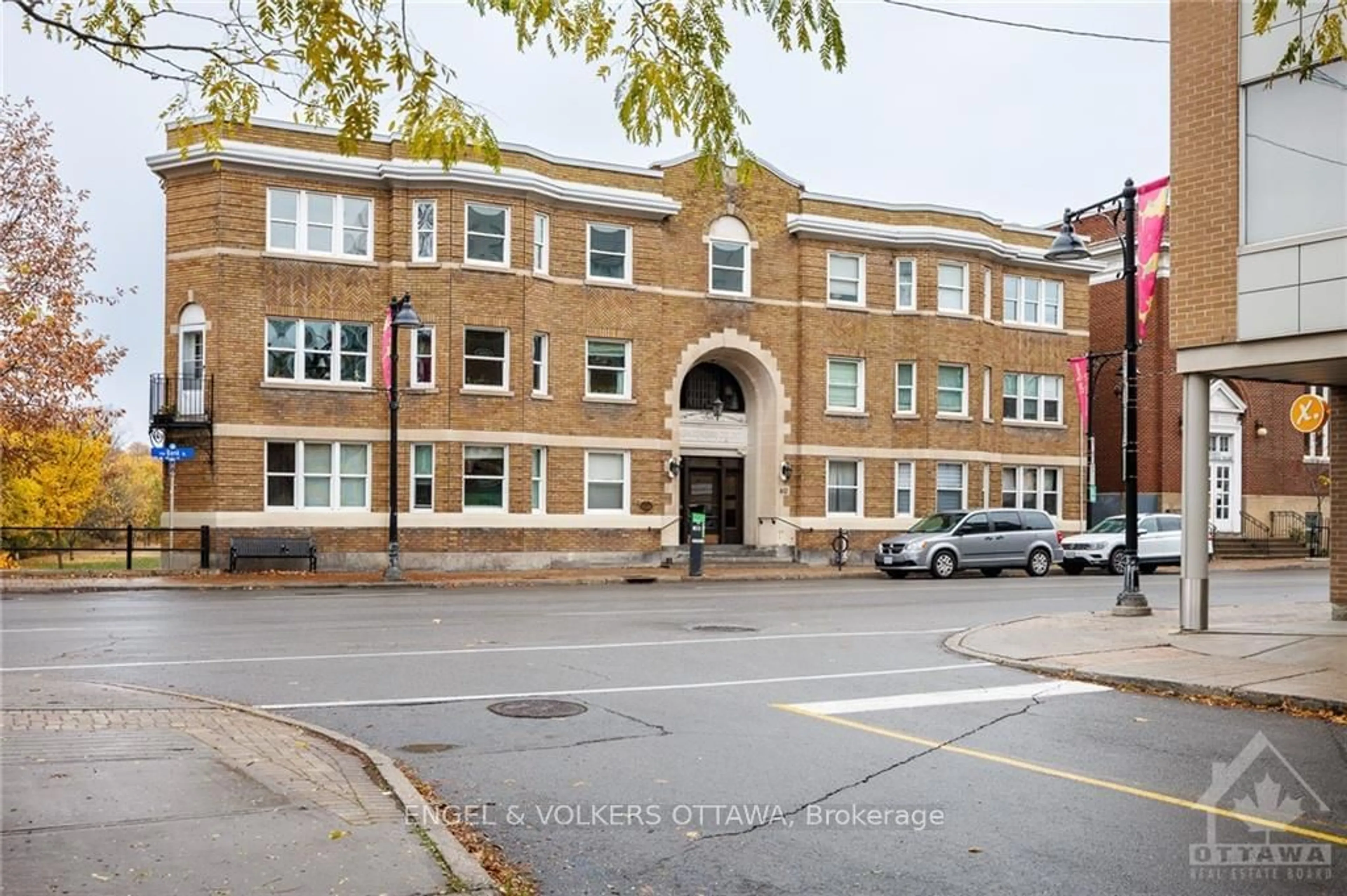 A pic from exterior of the house or condo, the front or back of building for 612 BANK St #5, Glebe - Ottawa East and Area Ontario K1S 3T6