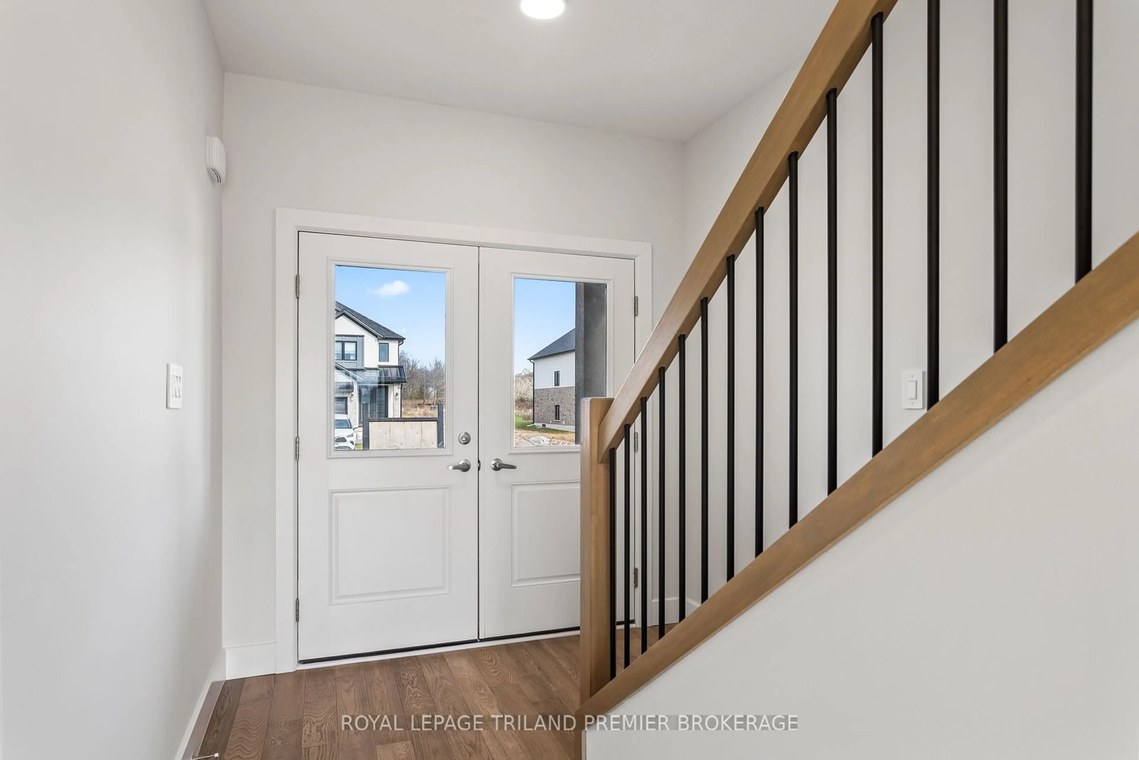 Indoor entryway, wood floors for 3873 CAMPBELL St, London Ontario N6G 0X6