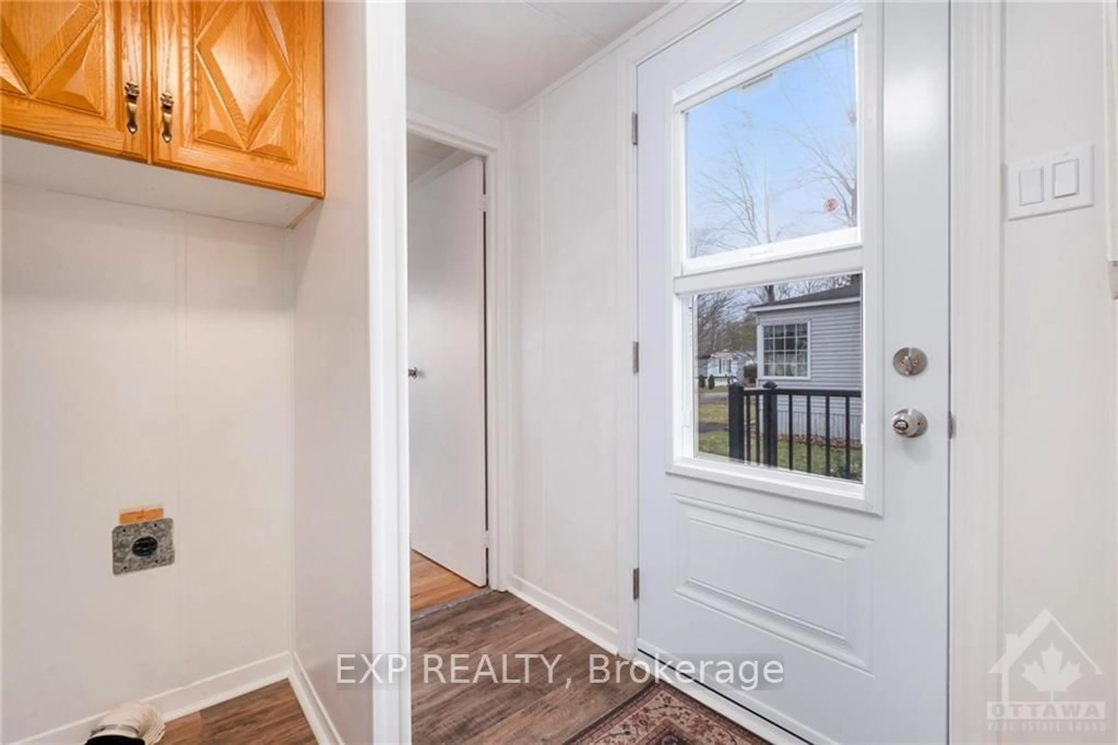 Indoor entryway, wood floors for 1056 TEENA COLLEEN, Greely - Metcalfe - Osgoode - Vernon and Area Ontario K4P 1C6