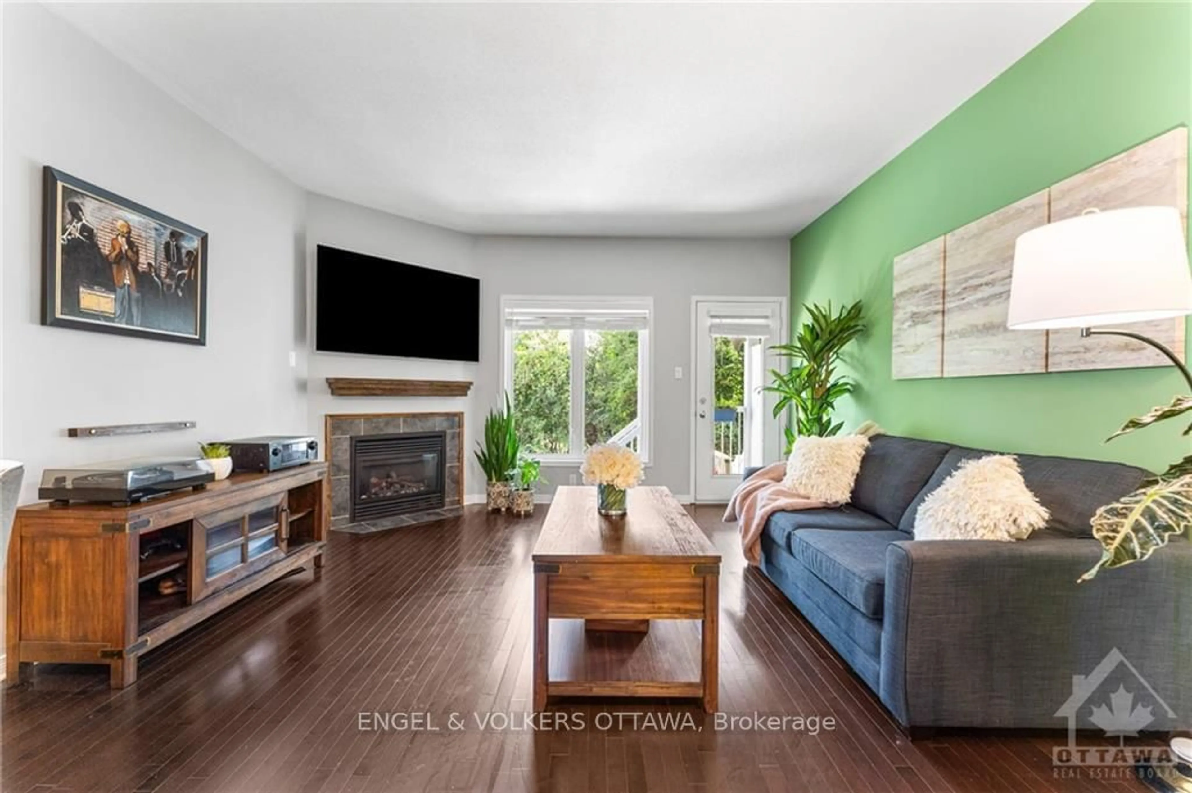 Living room, wood floors for 1072 REDTAIL, Cyrville - Carson Grove - Pineview Ontario K1J 0A9