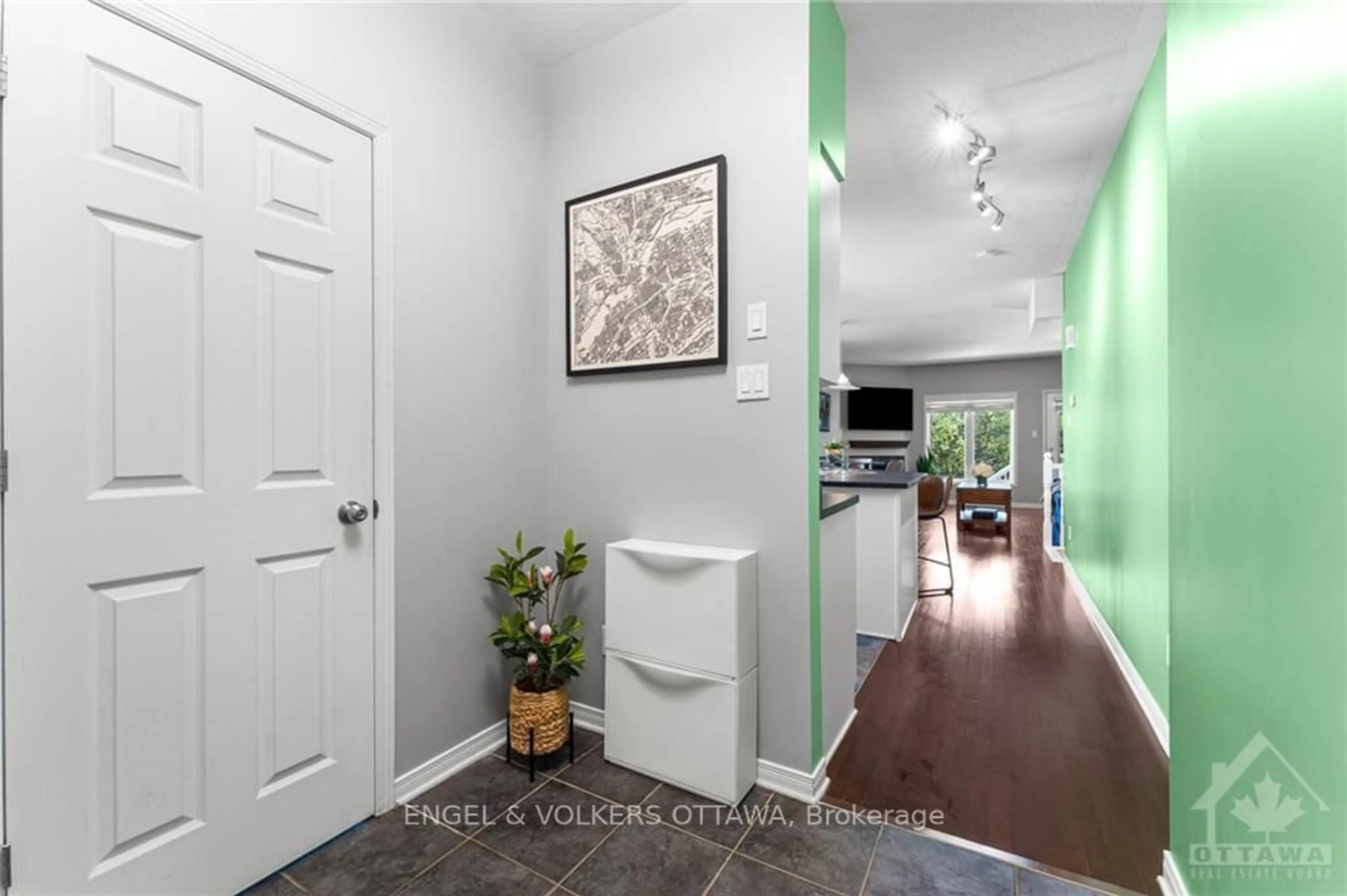 Indoor entryway, wood floors for 1072 REDTAIL, Cyrville - Carson Grove - Pineview Ontario K1J 0A9