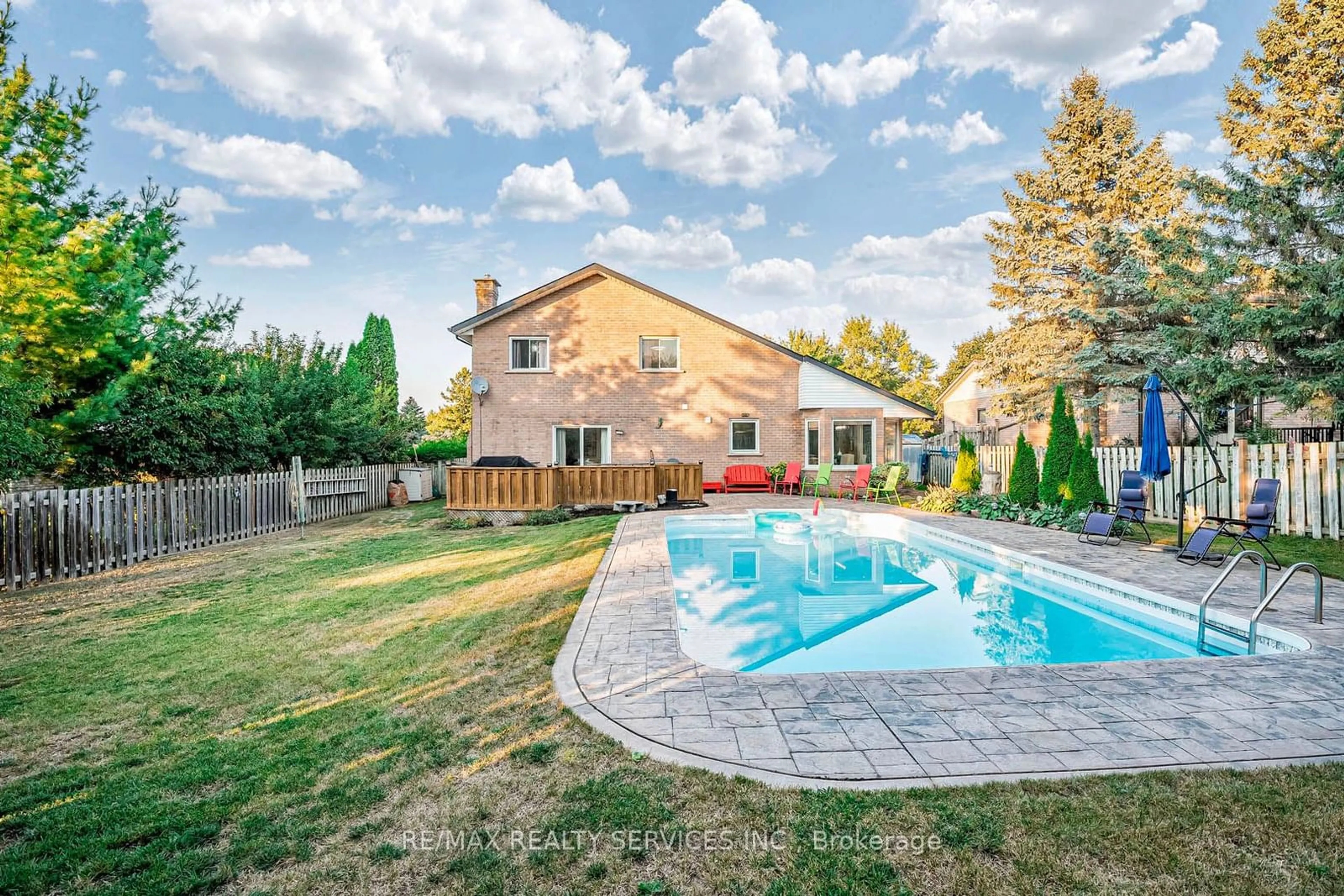 Indoor or outdoor pool for 118 Parkedge St, Guelph/Eramosa Ontario N0B 2K0