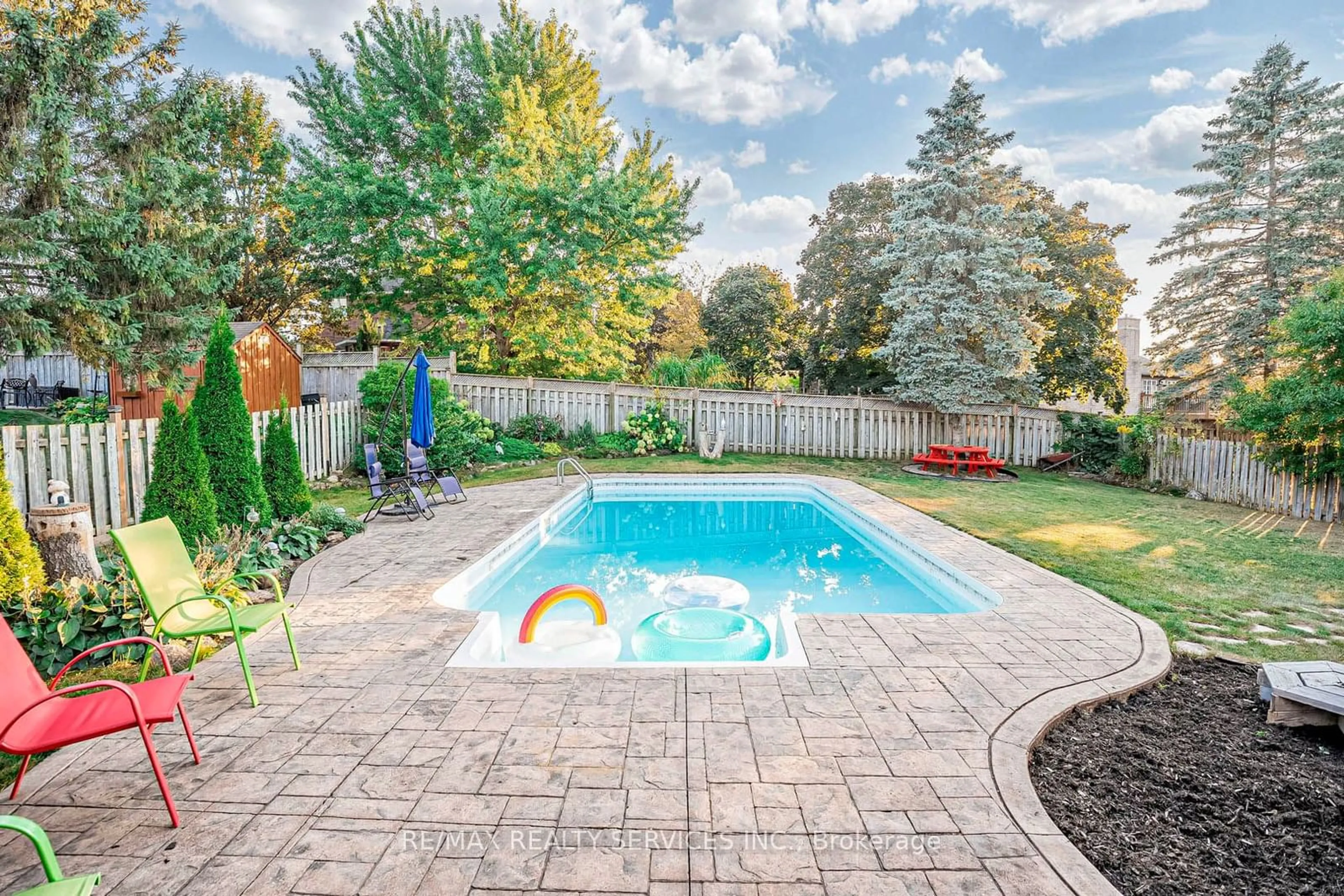 Indoor or outdoor pool for 118 Parkedge St, Guelph/Eramosa Ontario N0B 2K0