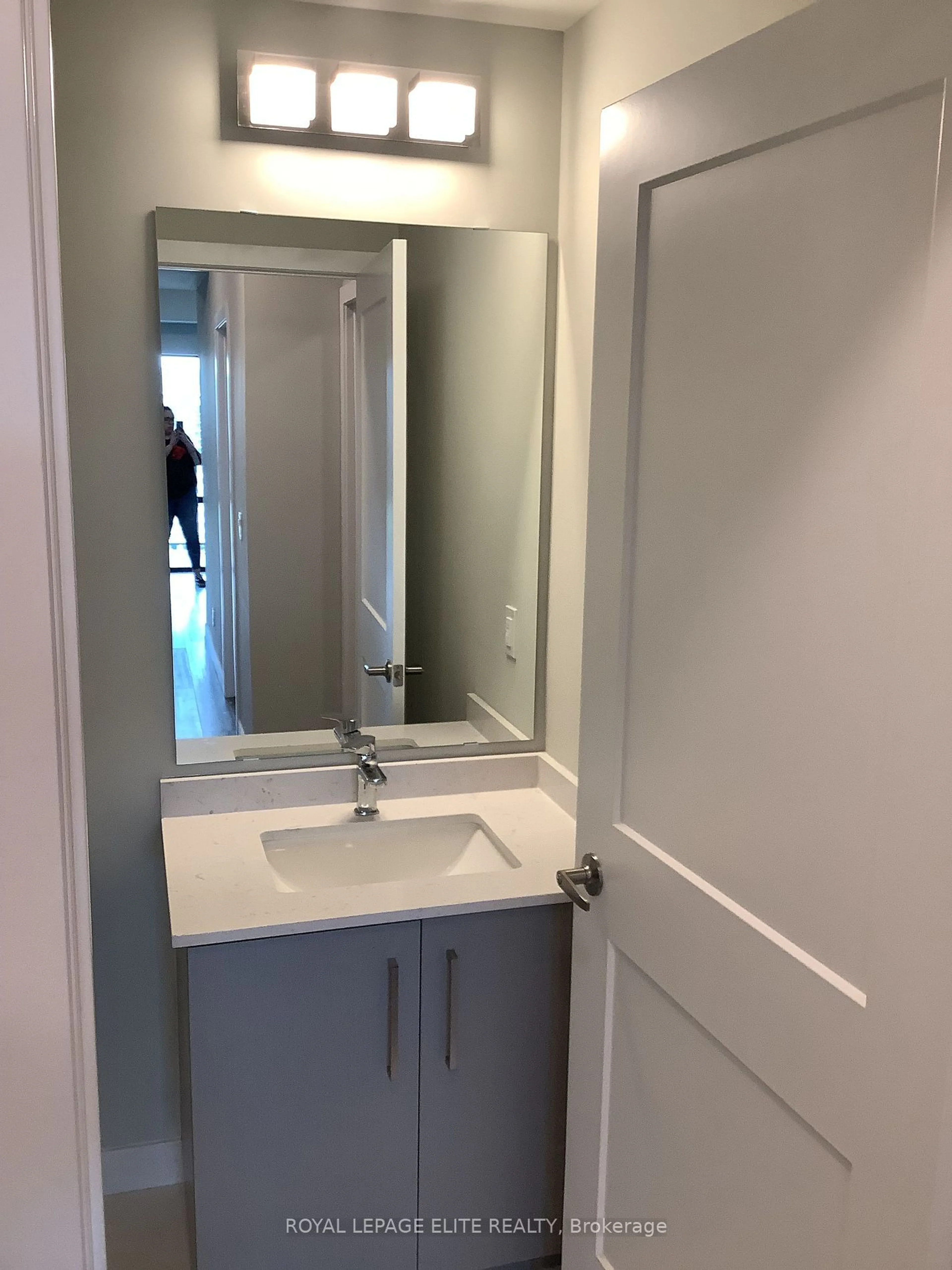 Standard bathroom, not visible floor for 15 QUEEN St #1301, Hamilton Ontario L8P 0C6