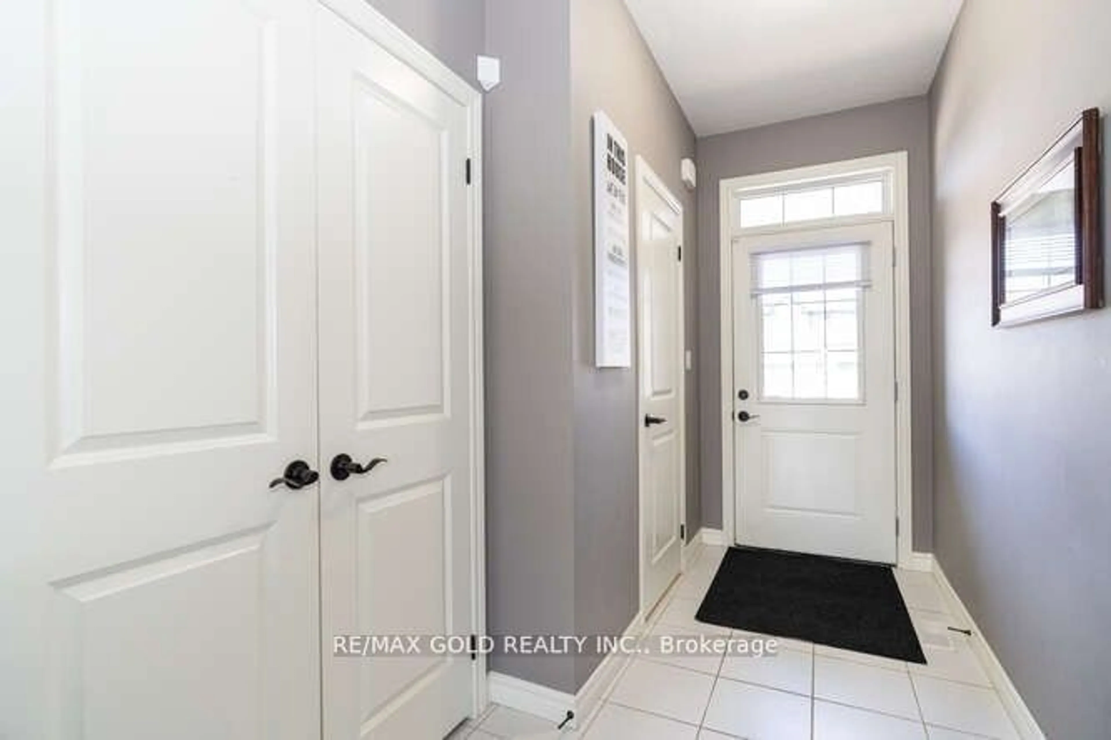 Indoor entryway, wood floors for 128 Links Cres, Woodstock Ontario N2G 0E4