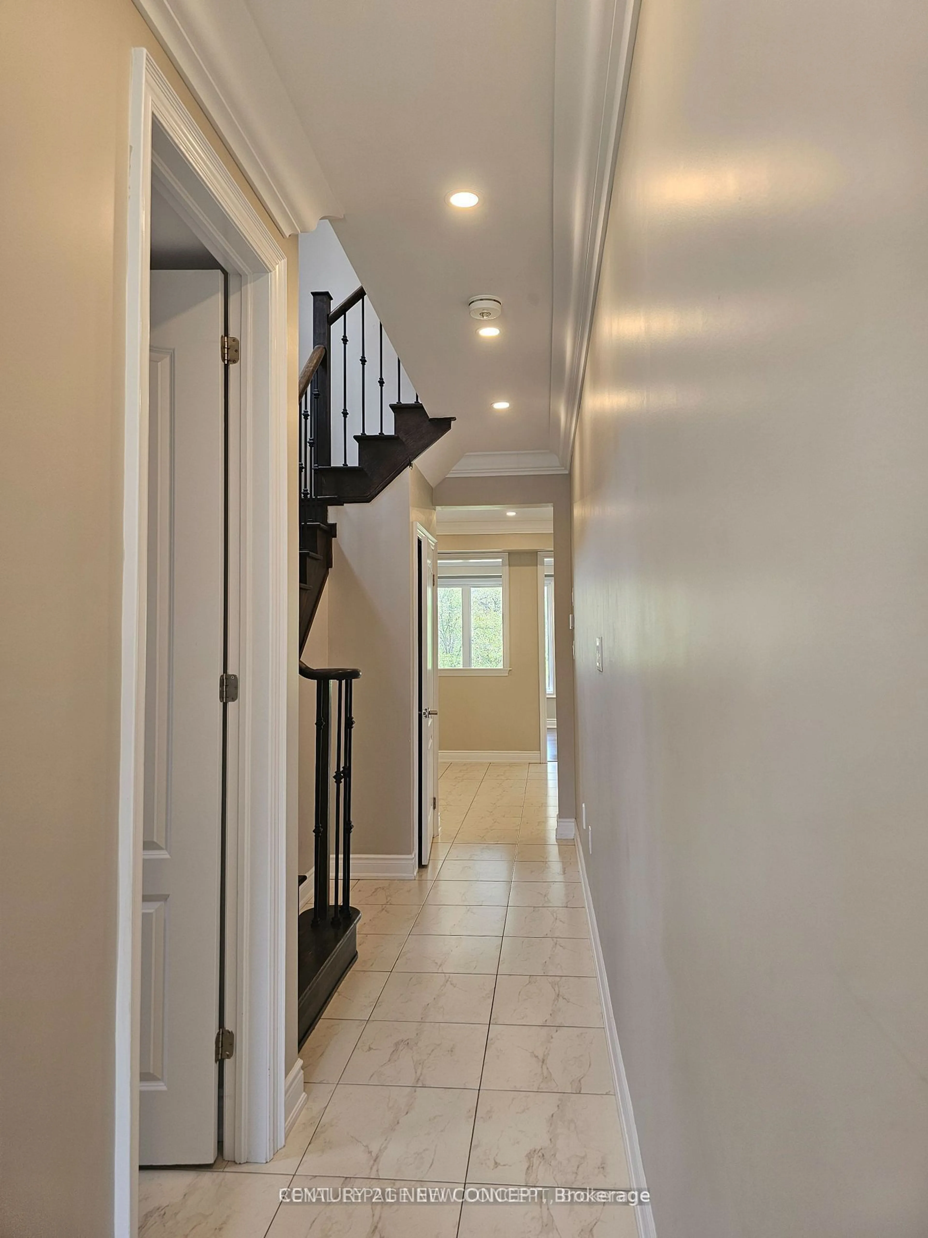 Indoor foyer, wood floors for 7688 Tupelo Cres, Niagara Falls Ontario L2H 3R8