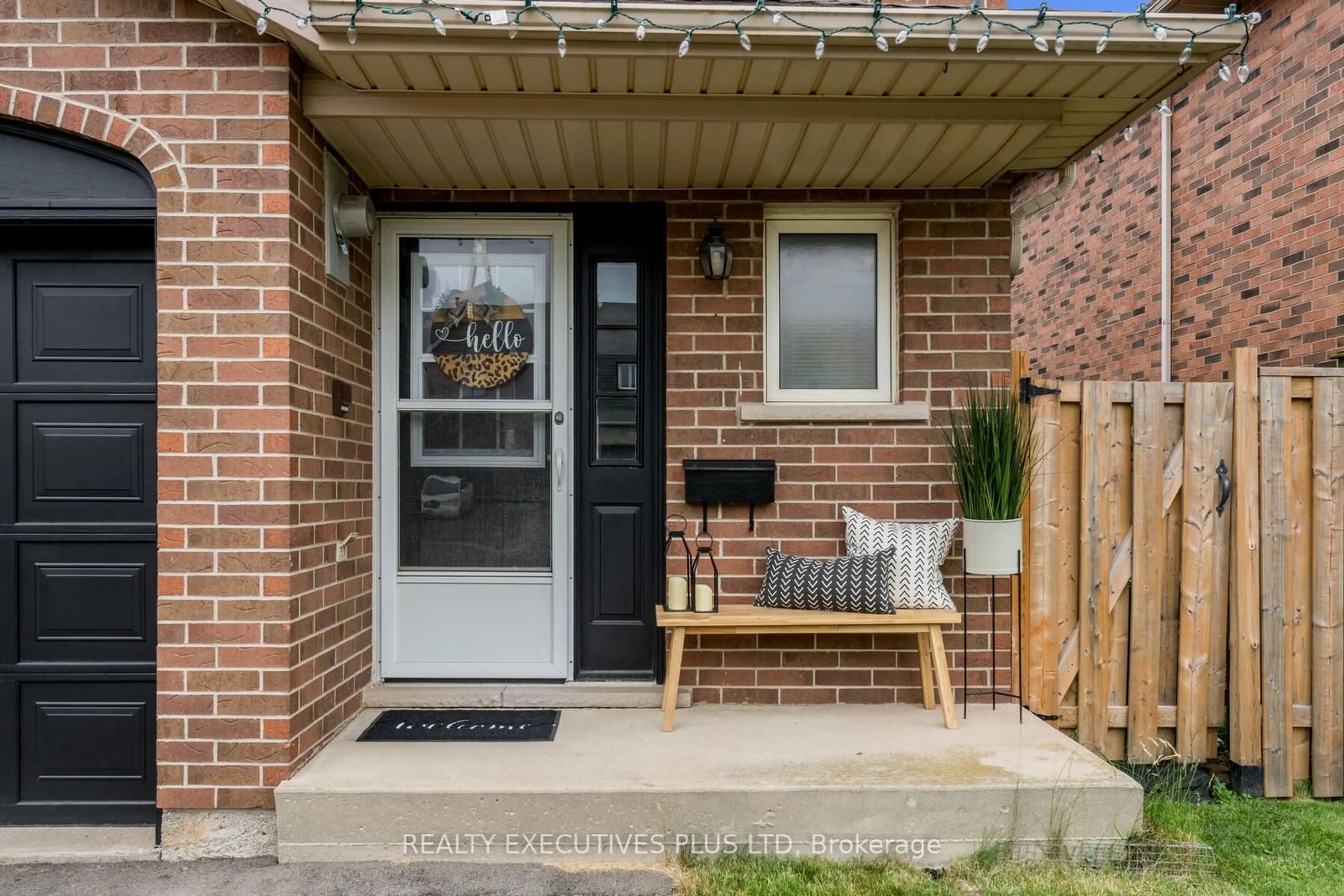 Home with brick exterior material for 29 Perthshire Crt, Hamilton Ontario L9B 2H1