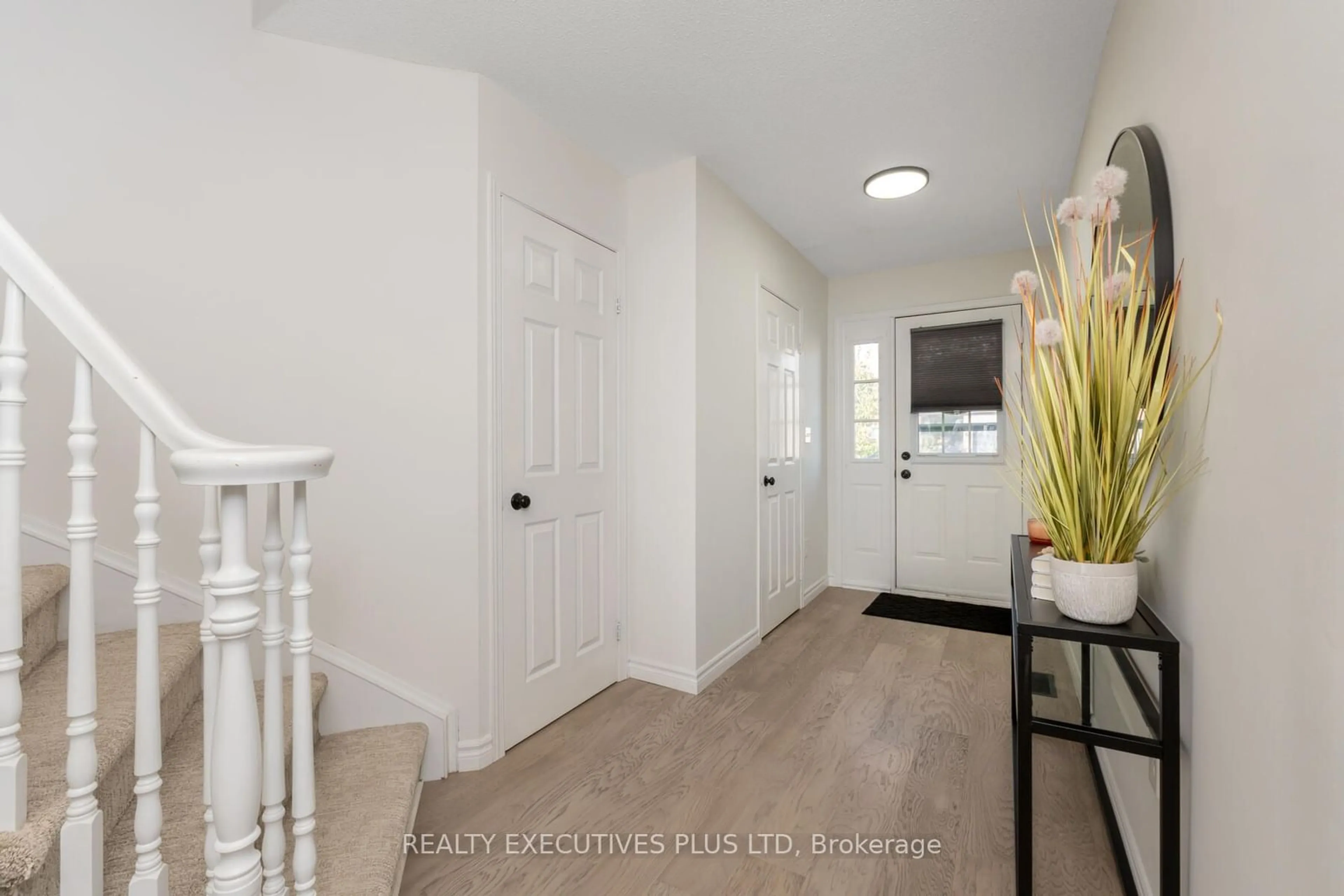 Indoor entryway, wood floors for 29 Perthshire Crt, Hamilton Ontario L9B 2H1