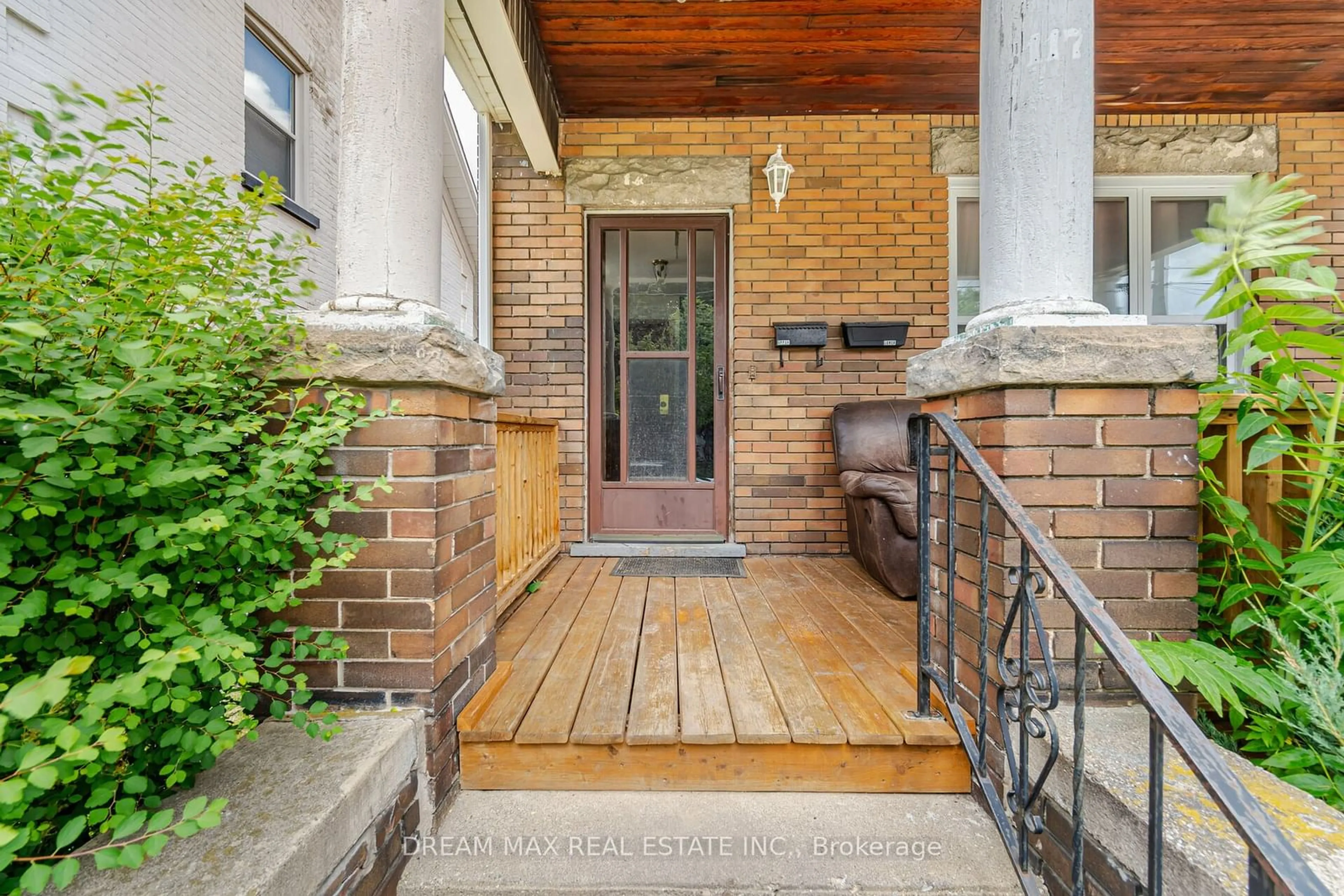 Indoor entryway, wood floors for 117 William St, Brantford Ontario N3T 3K9