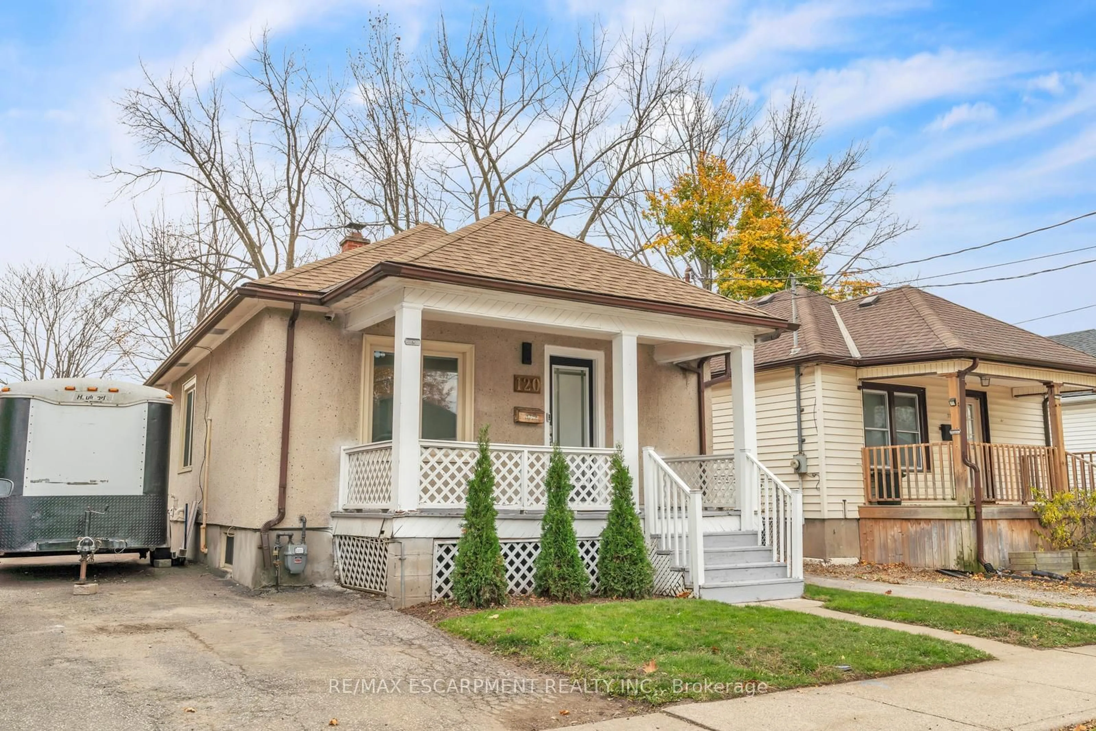 Frontside or backside of a home, cottage for 120 Vale Ave, St. Catharines Ontario L2R 1T8