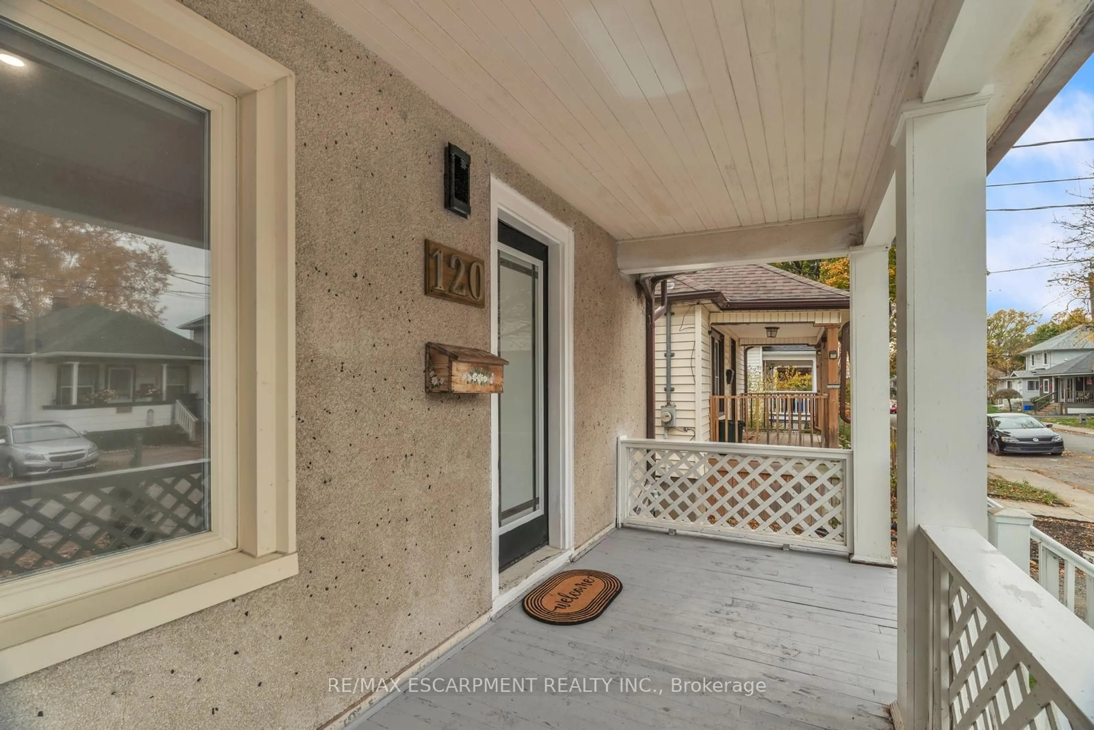 Indoor foyer, cement floor for 120 Vale Ave, St. Catharines Ontario L2R 1T8