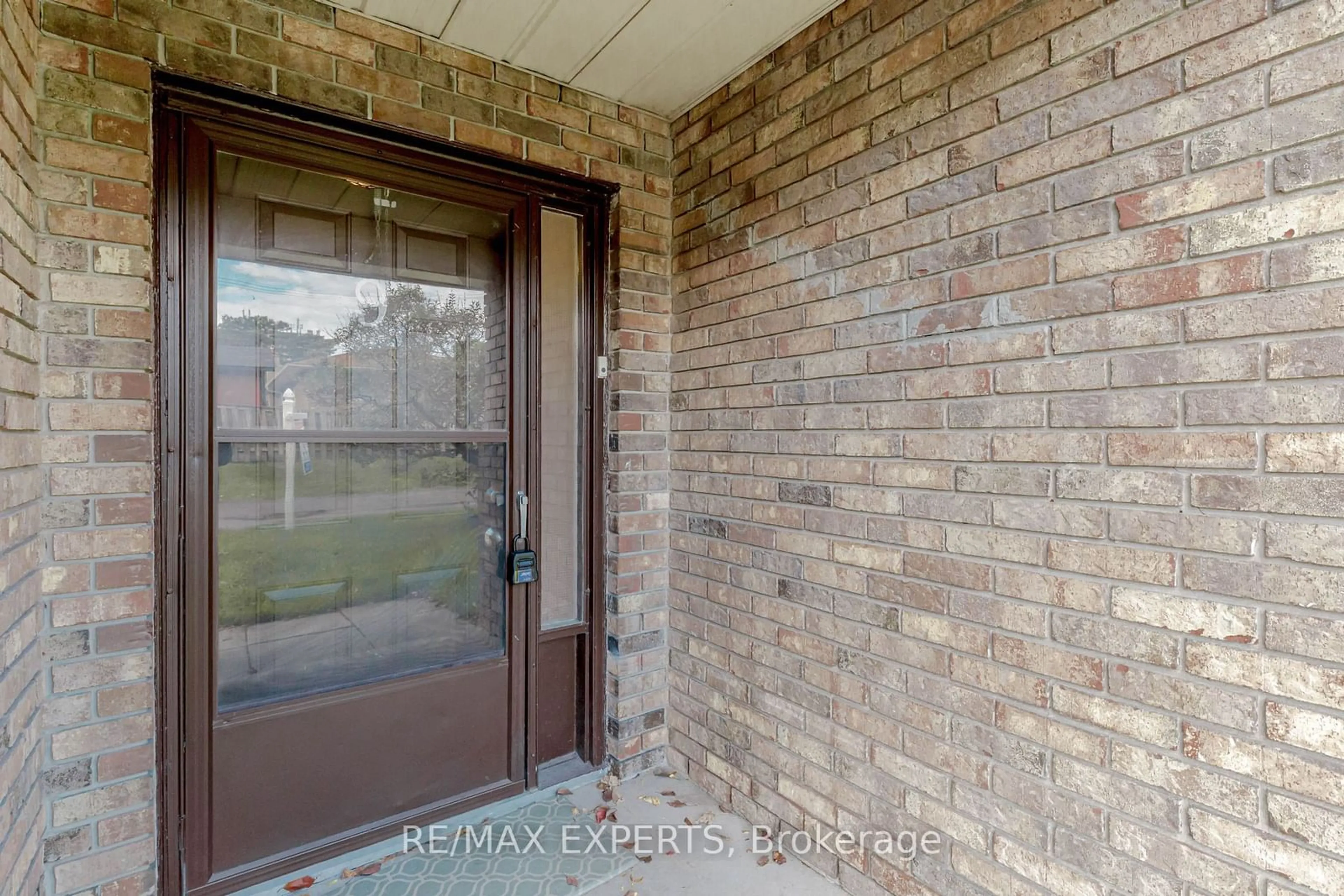 Indoor entryway, cement floor for 34 Bow Valley Dr #9, Hamilton Ontario L8E 3L4