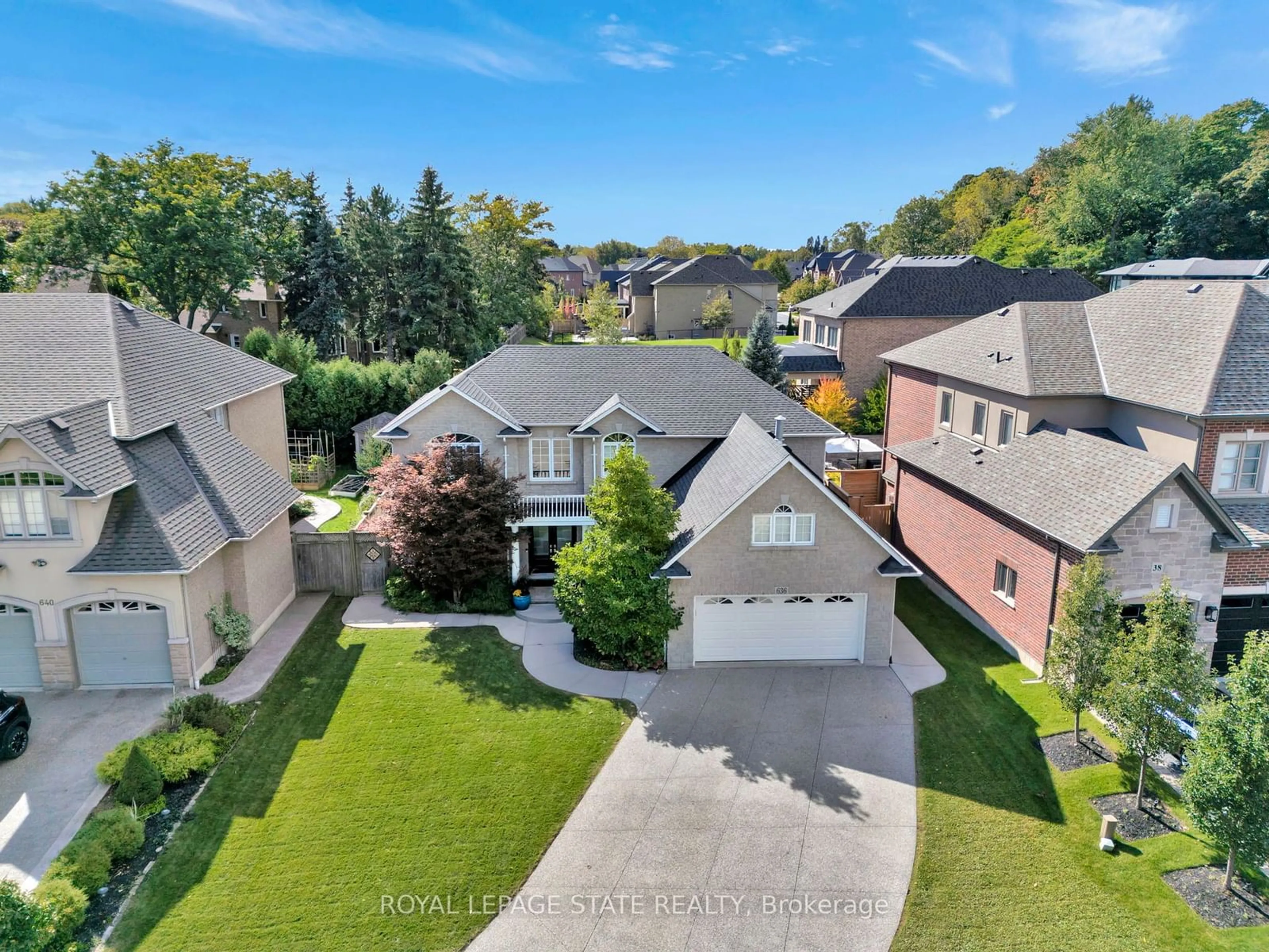 Frontside or backside of a home, the street view for 636 Greenravine Dr, Hamilton Ontario L9G 3W2