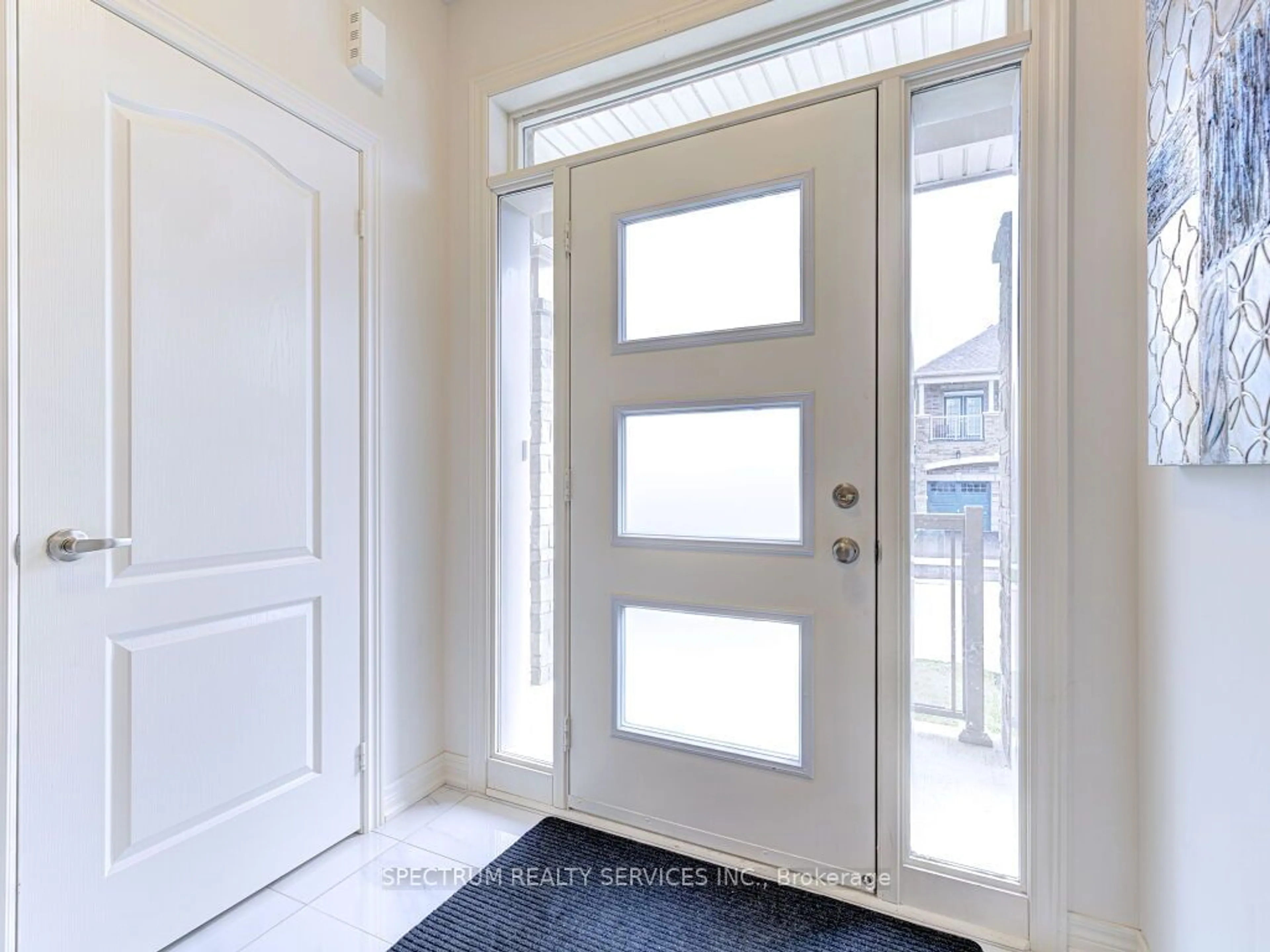 Indoor entryway, wood floors for 41 Trailbank Gdns, Hamilton Ontario L8B 1Y5