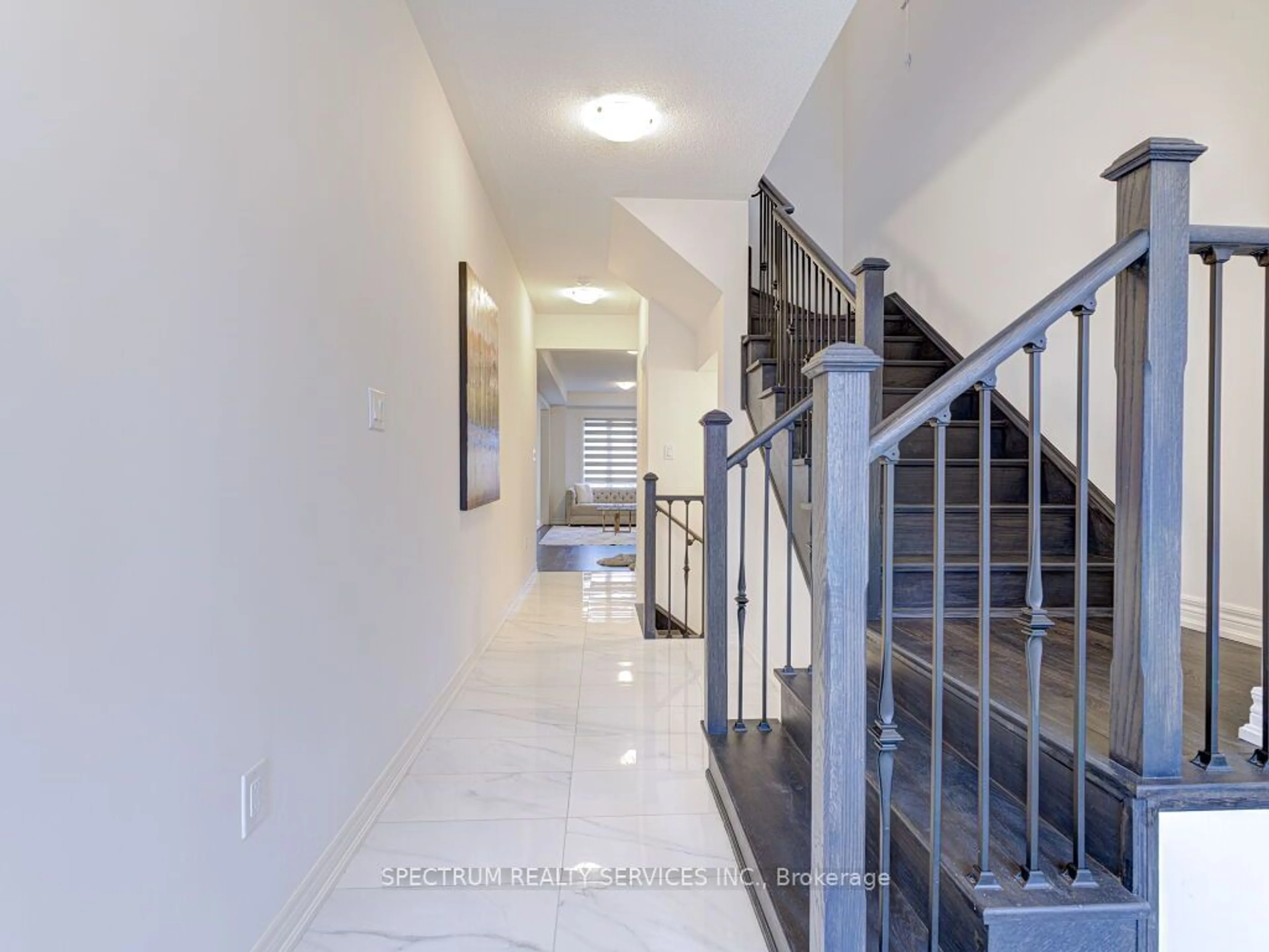 Indoor foyer, cement floor for 41 Trailbank Gdns, Hamilton Ontario L8B 1Y5