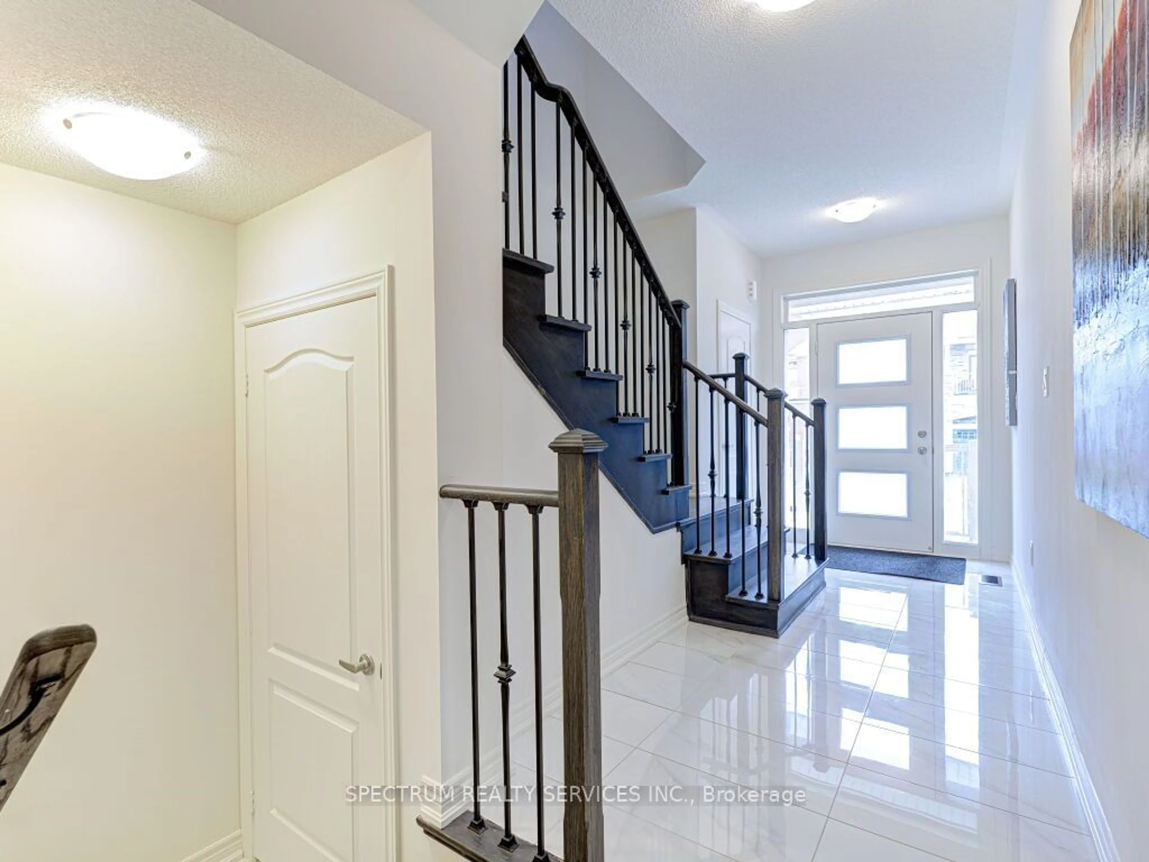 Indoor entryway, wood floors for 41 Trailbank Gdns, Hamilton Ontario L8B 1Y5