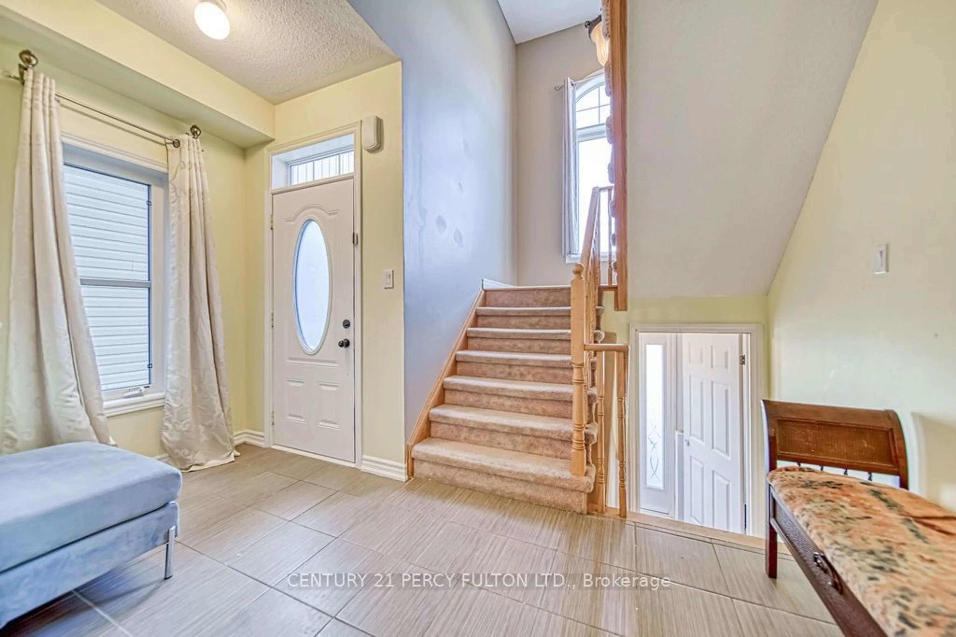 Indoor entryway, wood floors for 710 Halbert Dr, Shelburne Ontario L0N 1S2